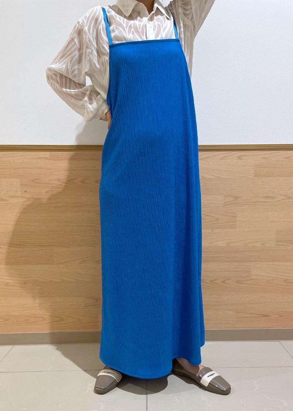 ホワイト系のトートバッグ、グレー系のレインシューズ、ホワイト系のシャツ/ブラウスを着用したレディースの春コーディネートの3枚目の写真