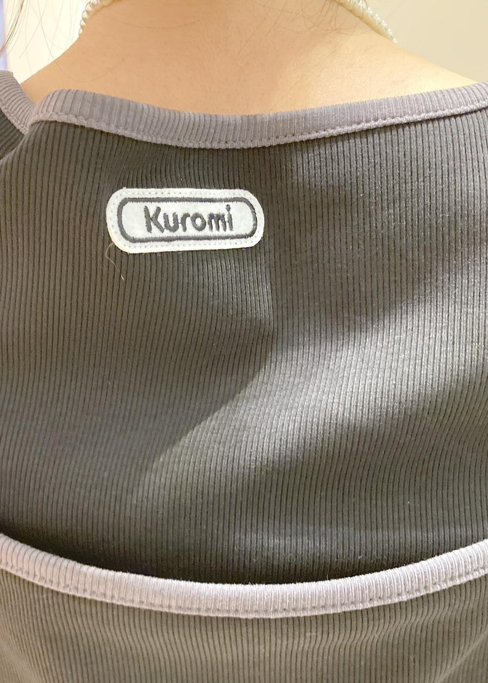 ピンク系のバレエシューズ、ブラック系のスカート、ブラック系のTシャツ/カットソーを着用したレディースの夏コーディネートの8枚目の写真
