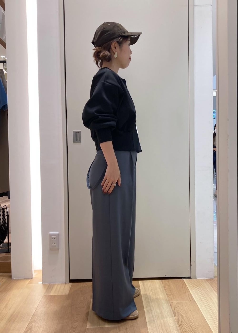 グレー系のその他パンツ、ブラック系のカーディガン/ボレロ、ベージュ系のショルダーバッグを着用したレディースの秋コーディネートの2枚目の写真