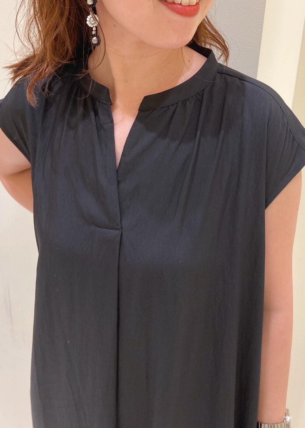 ブラック系のサンダル、ブラック系のワンピース、グレー系のカーディガン/ボレロを着用したレディースの夏コーディネートの5枚目の写真