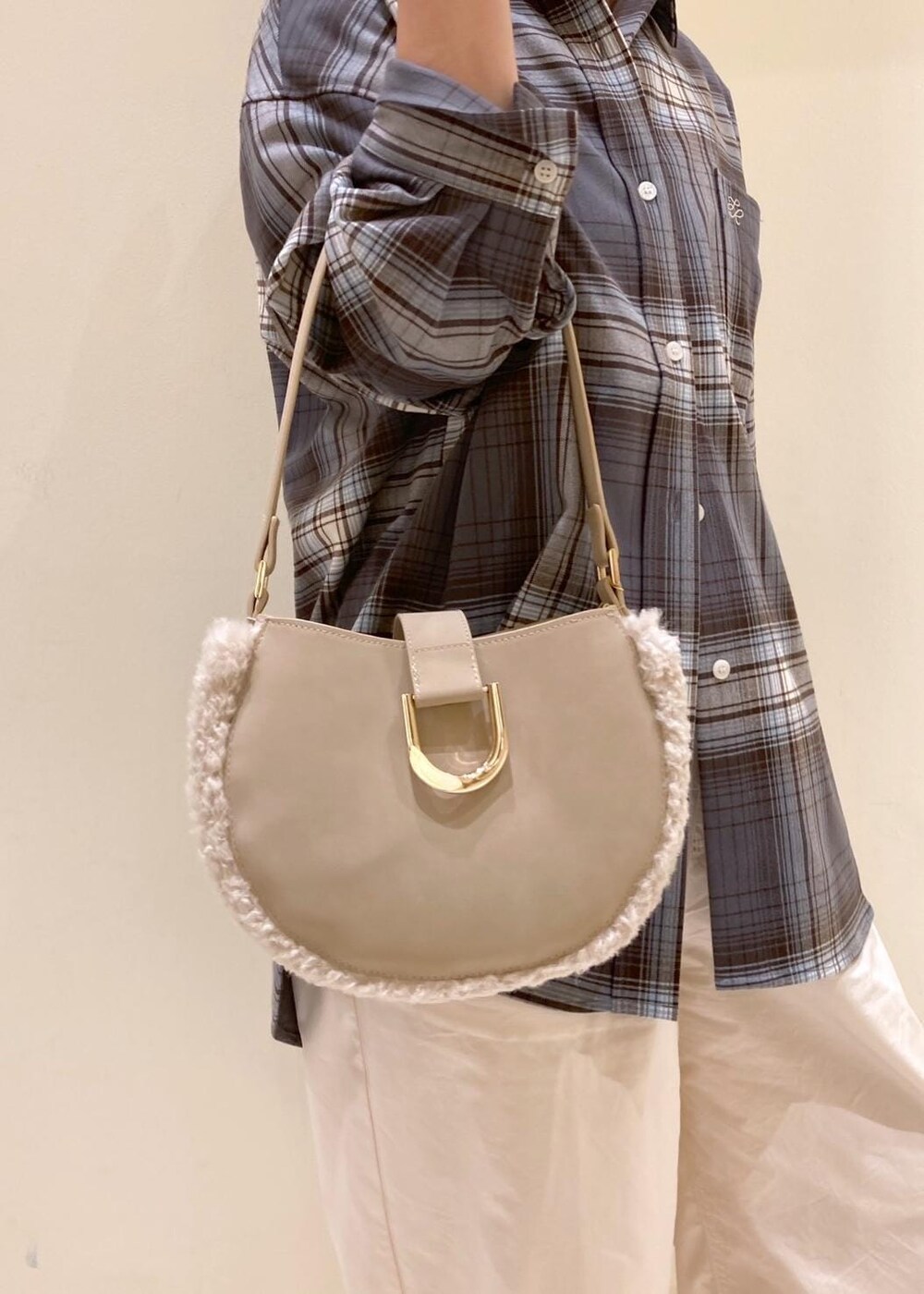 ホワイト系のその他パンツ、ブラック系のローファー、グレー系のシャツ/ブラウスを着用したレディースの秋コーディネートの7枚目の写真