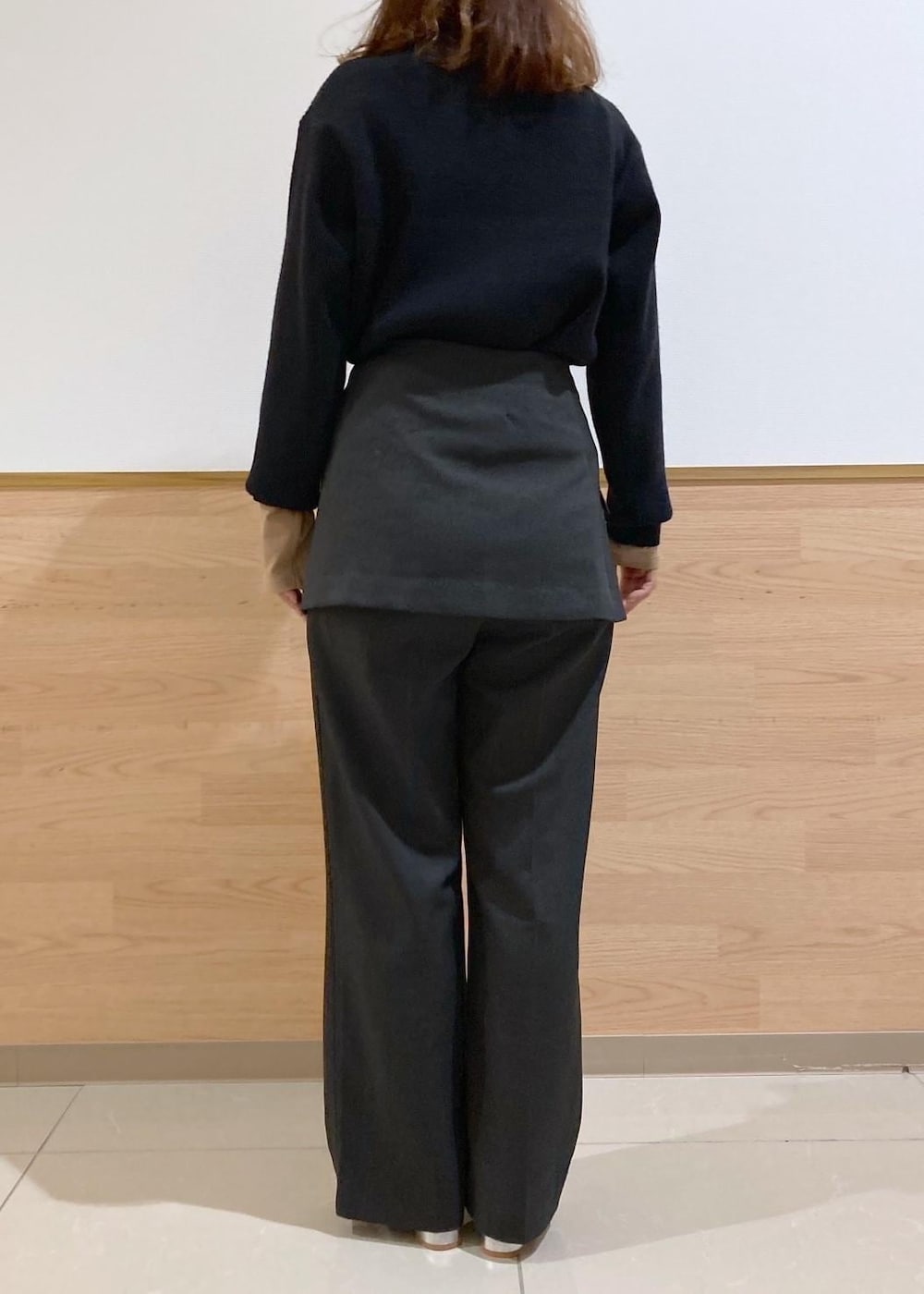 シルバー系のパンプス、ブラック系のニット/セーター、グレー系のその他パンツを着用したレディースの秋コーディネートの4枚目の写真