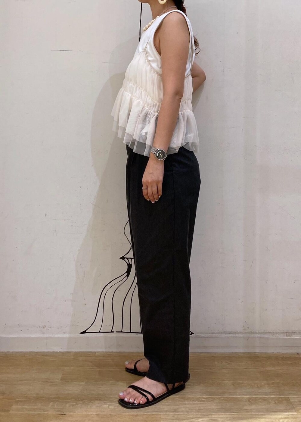 ブラック系のサンダル、ホワイト系のTシャツ/カットソー、イエロー系のショルダーバッグを着用したレディースの夏コーディネートの4枚目の写真