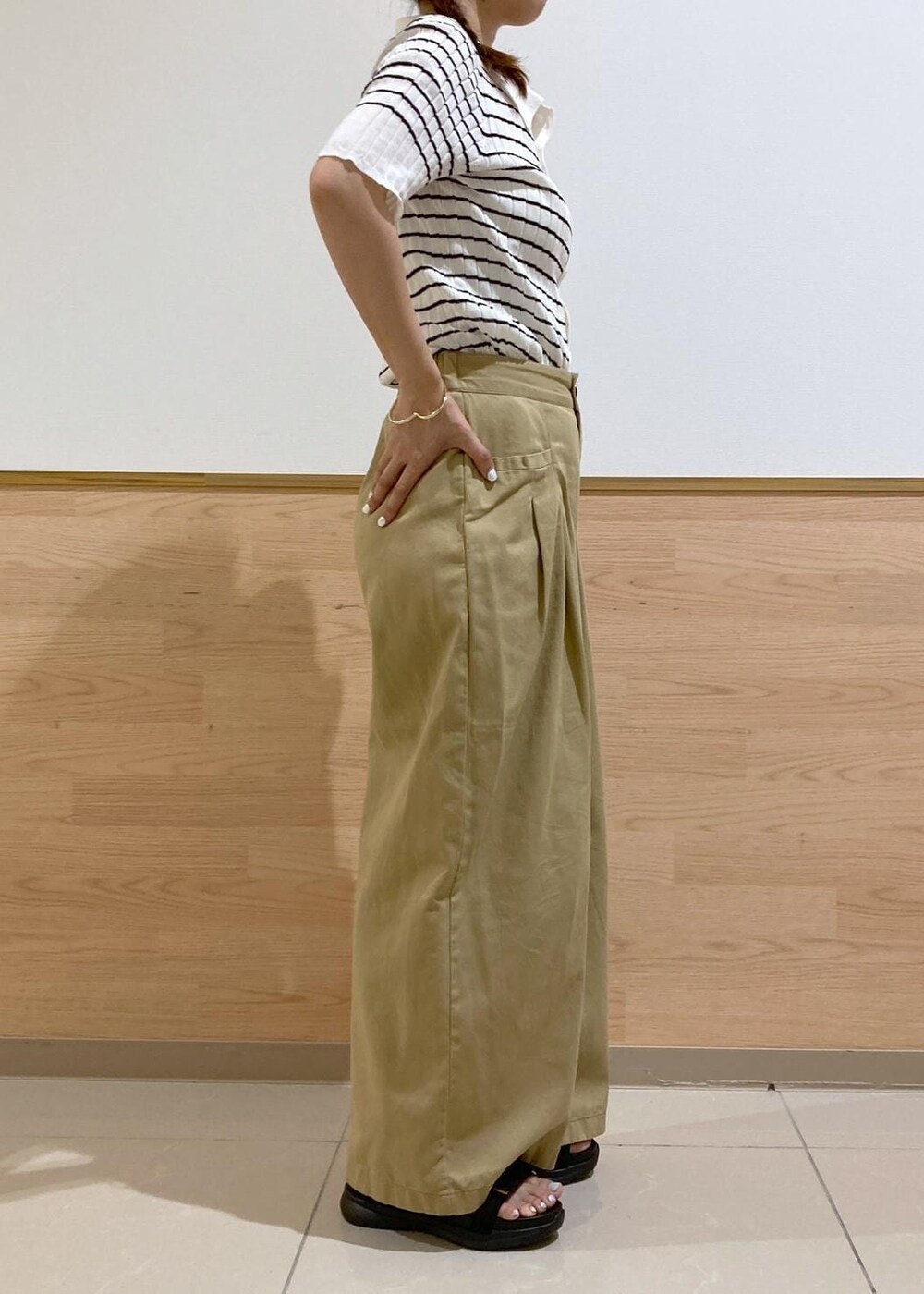 ブラック系のサンダル、イエロー系のその他パンツ、ブラック系のショルダーバッグを着用したレディースの夏コーディネートの3枚目の写真