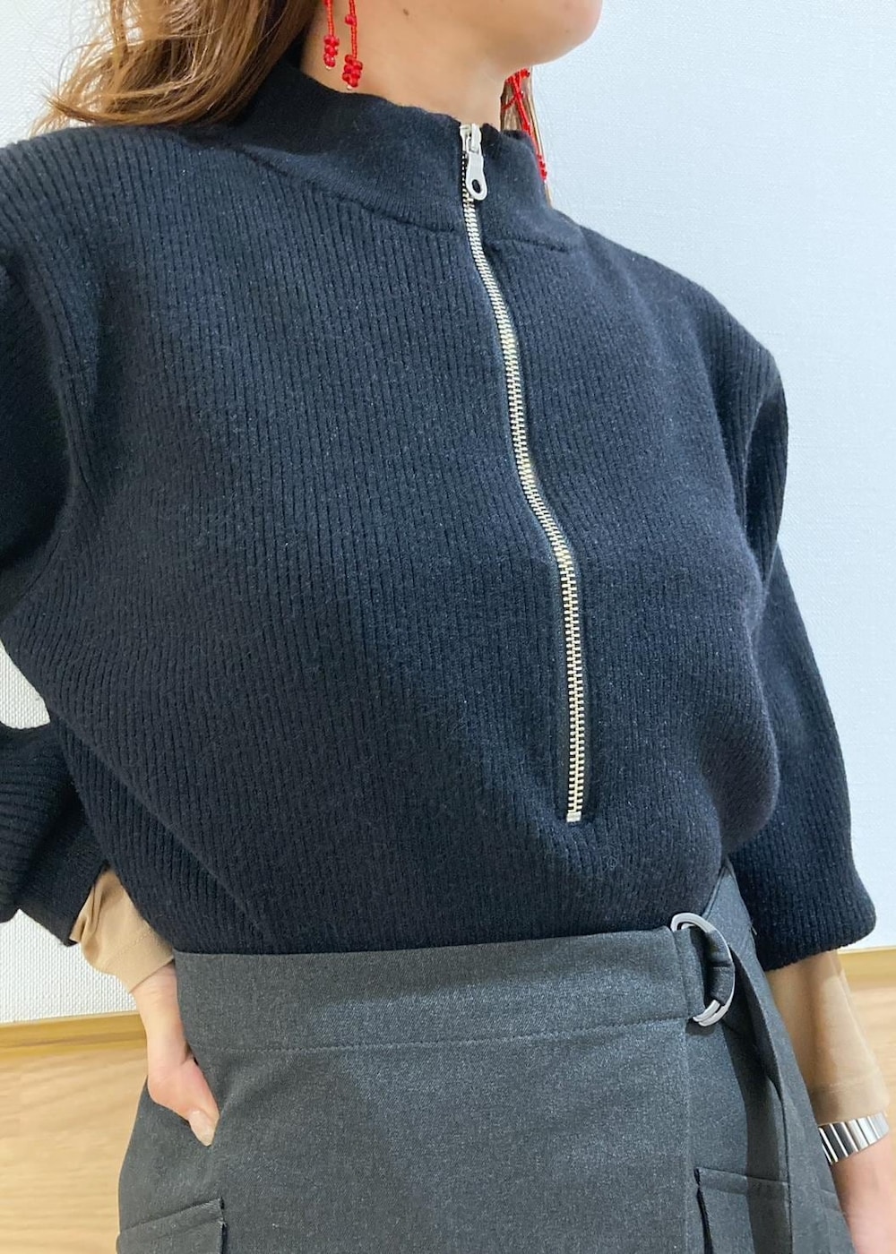 シルバー系のパンプス、ブラック系のニット/セーター、グレー系のその他パンツを着用したレディースの秋コーディネートの5枚目の写真