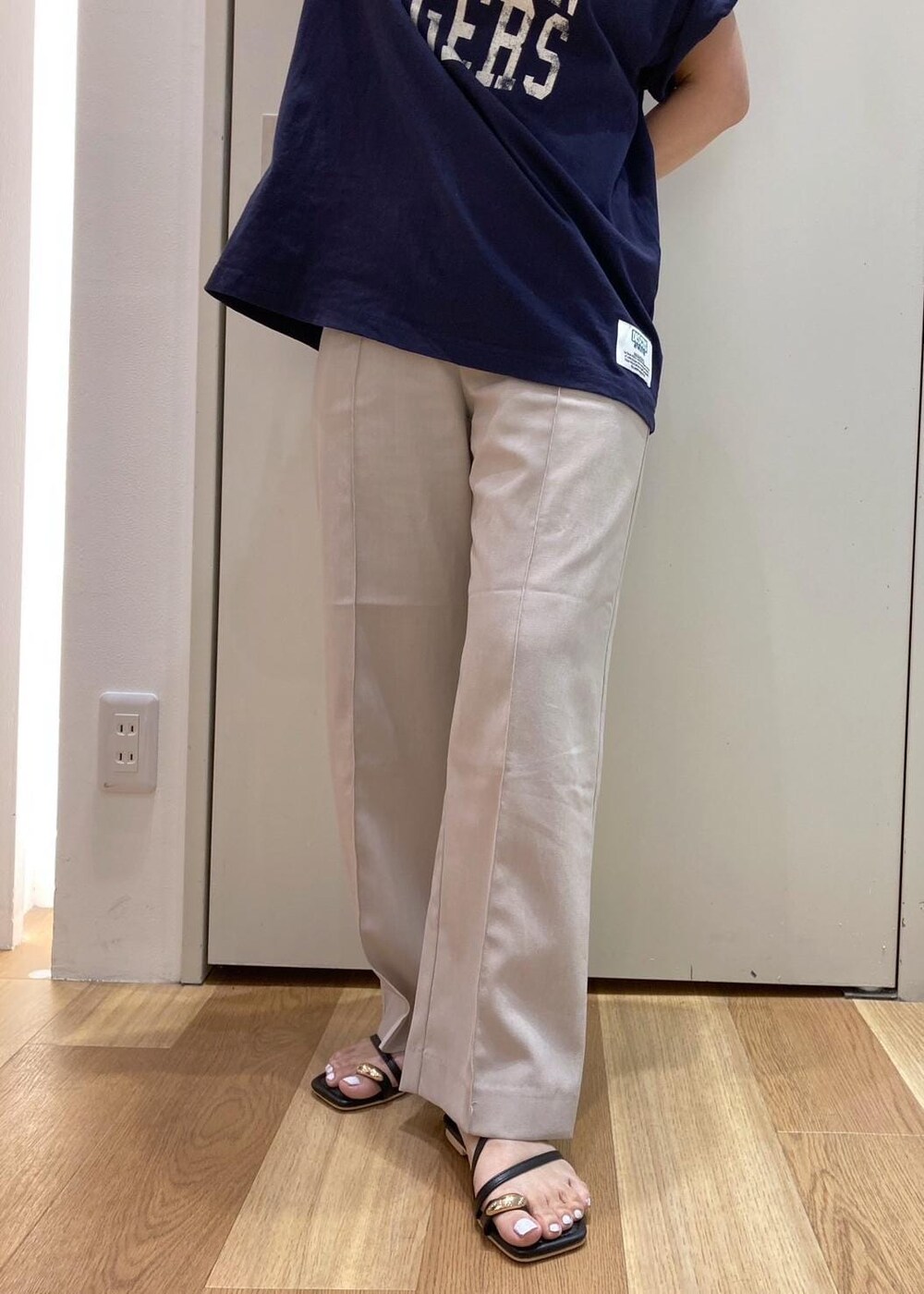 ベージュ系のその他パンツ、ブラック系のサンダル、ブラック系のショルダーバッグを着用したレディースの夏コーディネートの6枚目の写真