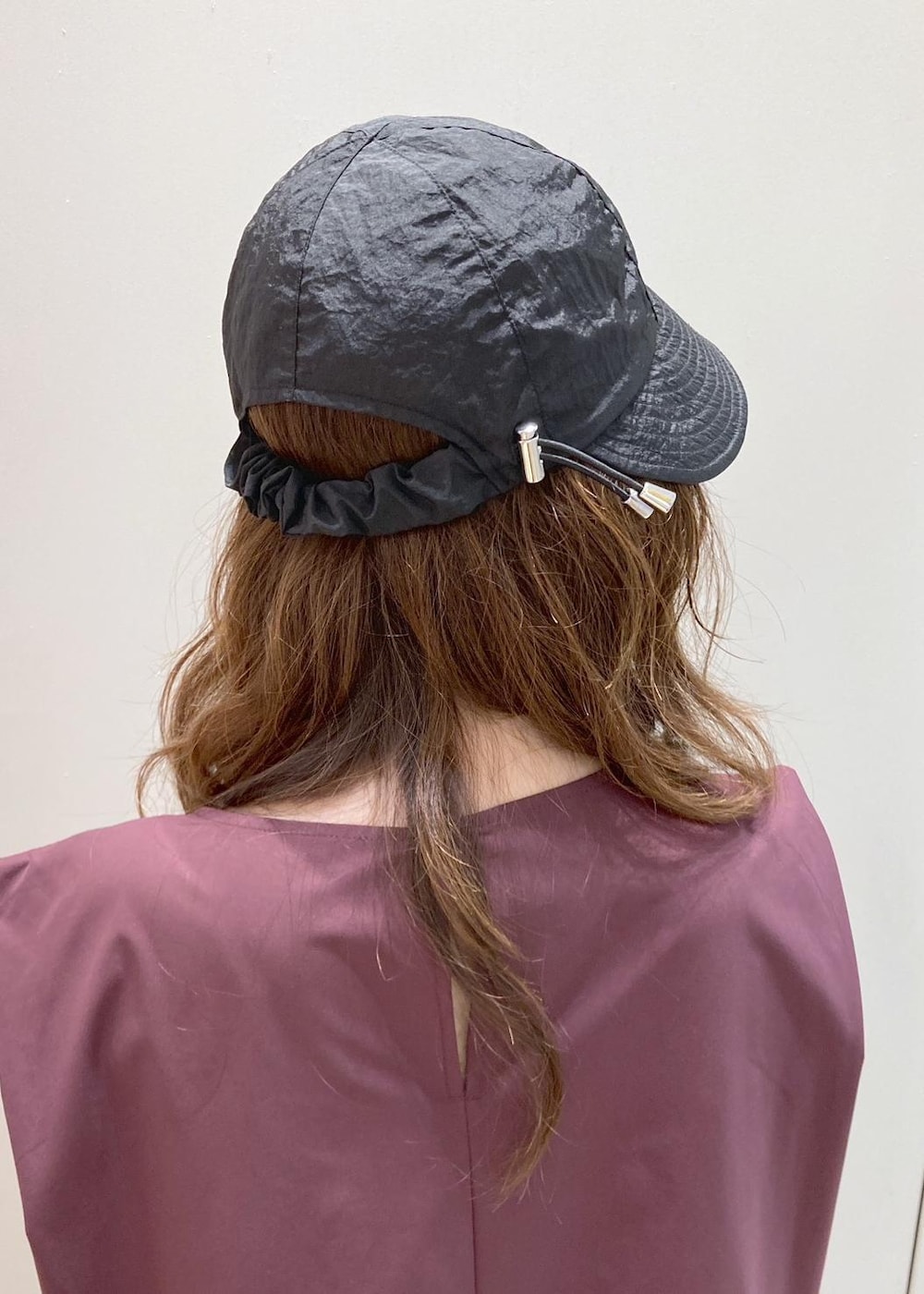 ブラック系のトートバッグ、ブラック系のローファー、レッド系のワンピースを着用したレディースの夏コーディネートの5枚目の写真