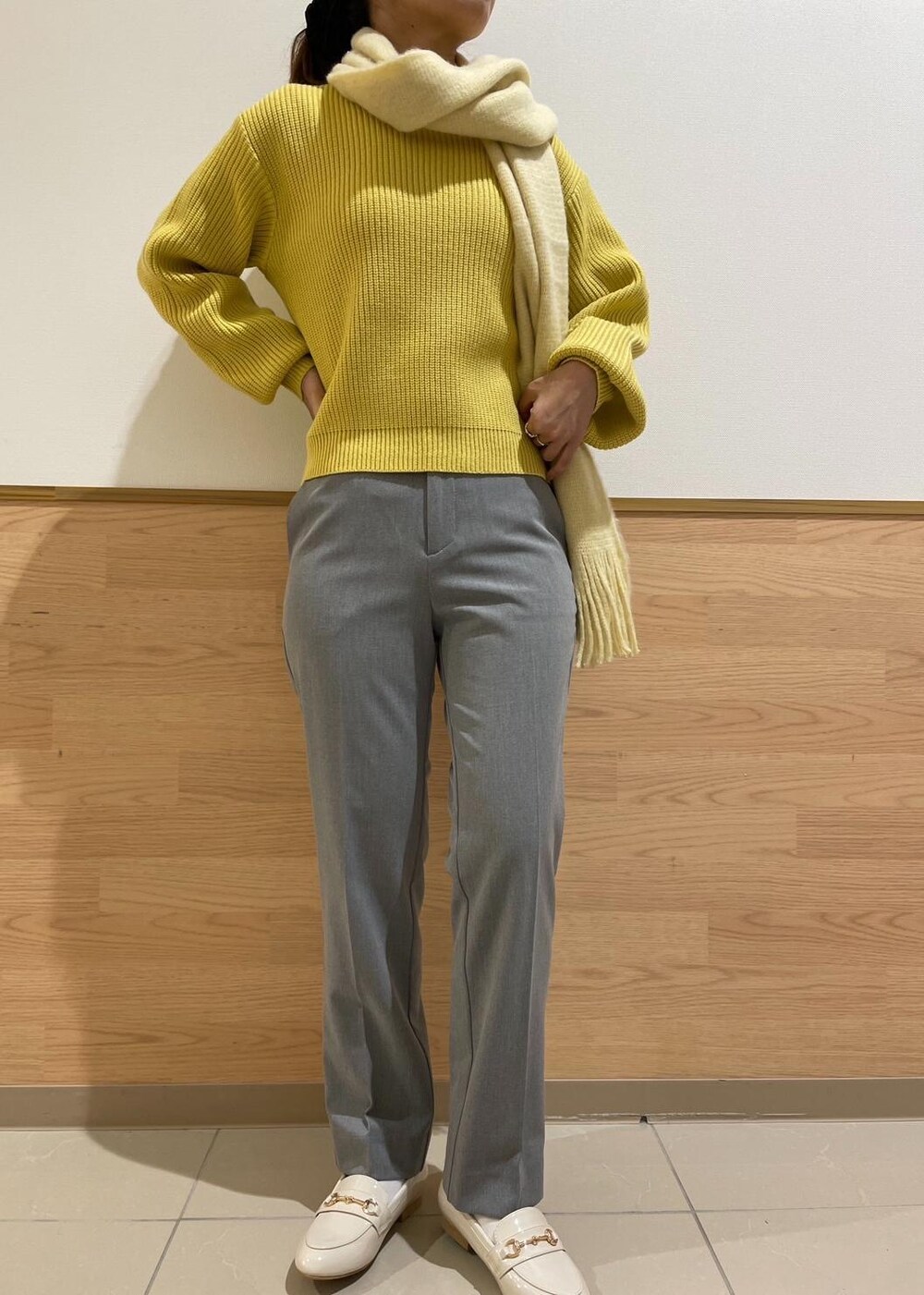 ホワイト系のローファー、グレー系のその他パンツ、ホワイト系のショルダーバッグを着用したレディースの冬コーディネートの4枚目の写真