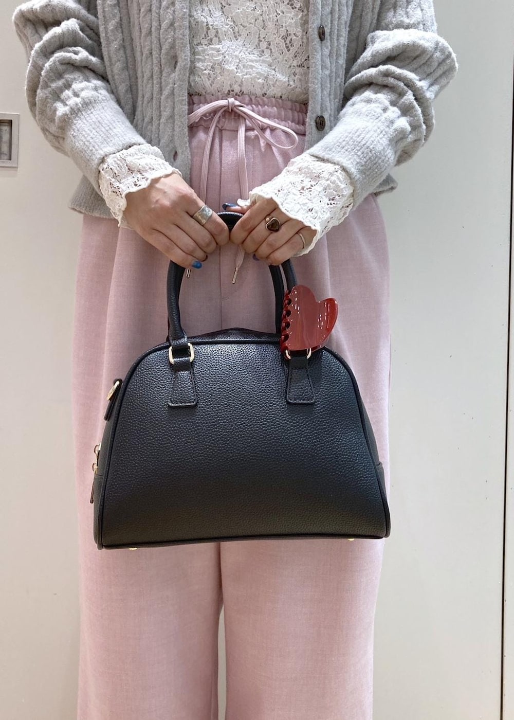 ピンク系のその他パンツ、グレー系のカーディガン/ボレロ、ブラック系のブーツを着用したレディースの秋コーディネートの7枚目の写真