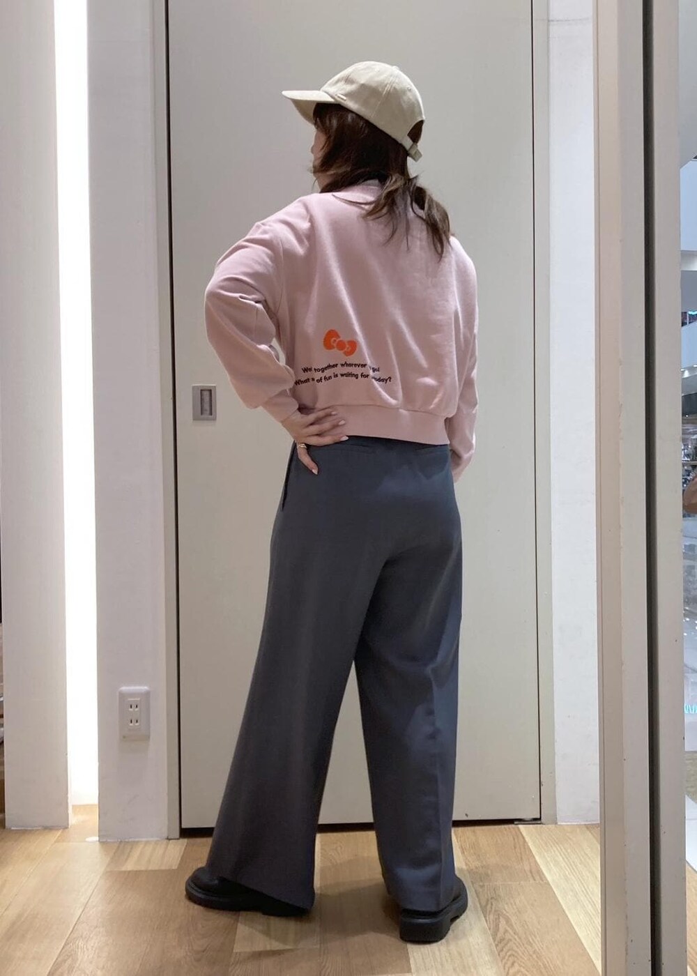 グレー系のその他パンツ、ホワイト系のTシャツ/カットソー、ピンク系のスウェットを着用したレディースの冬コーディネートの3枚目の写真