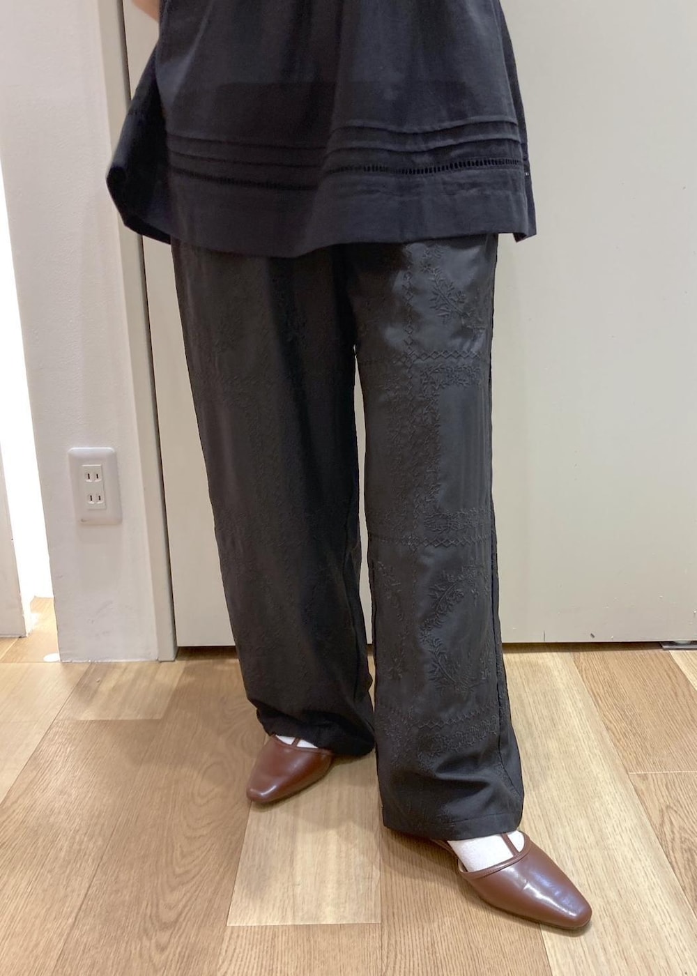 ブラウン系のボストンバッグ、ブラウン系のパンプス、ブラック系のシャツ/ブラウスを着用したレディースの春コーディネートの5枚目の写真