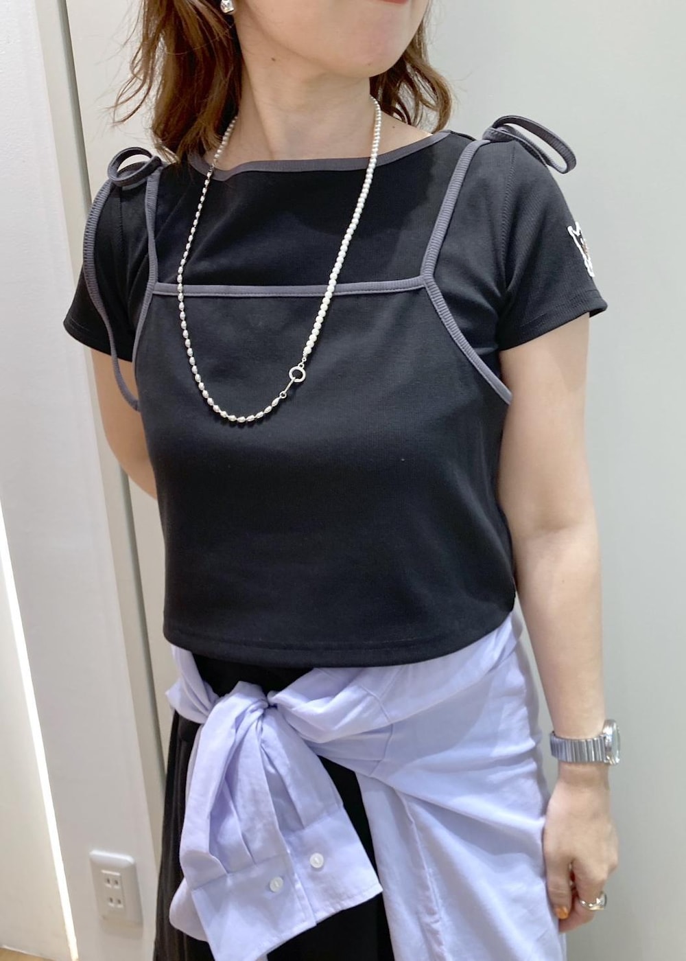ピンク系のバレエシューズ、ブラック系のスカート、ブラック系のTシャツ/カットソーを着用したレディースの夏コーディネートの3枚目の写真