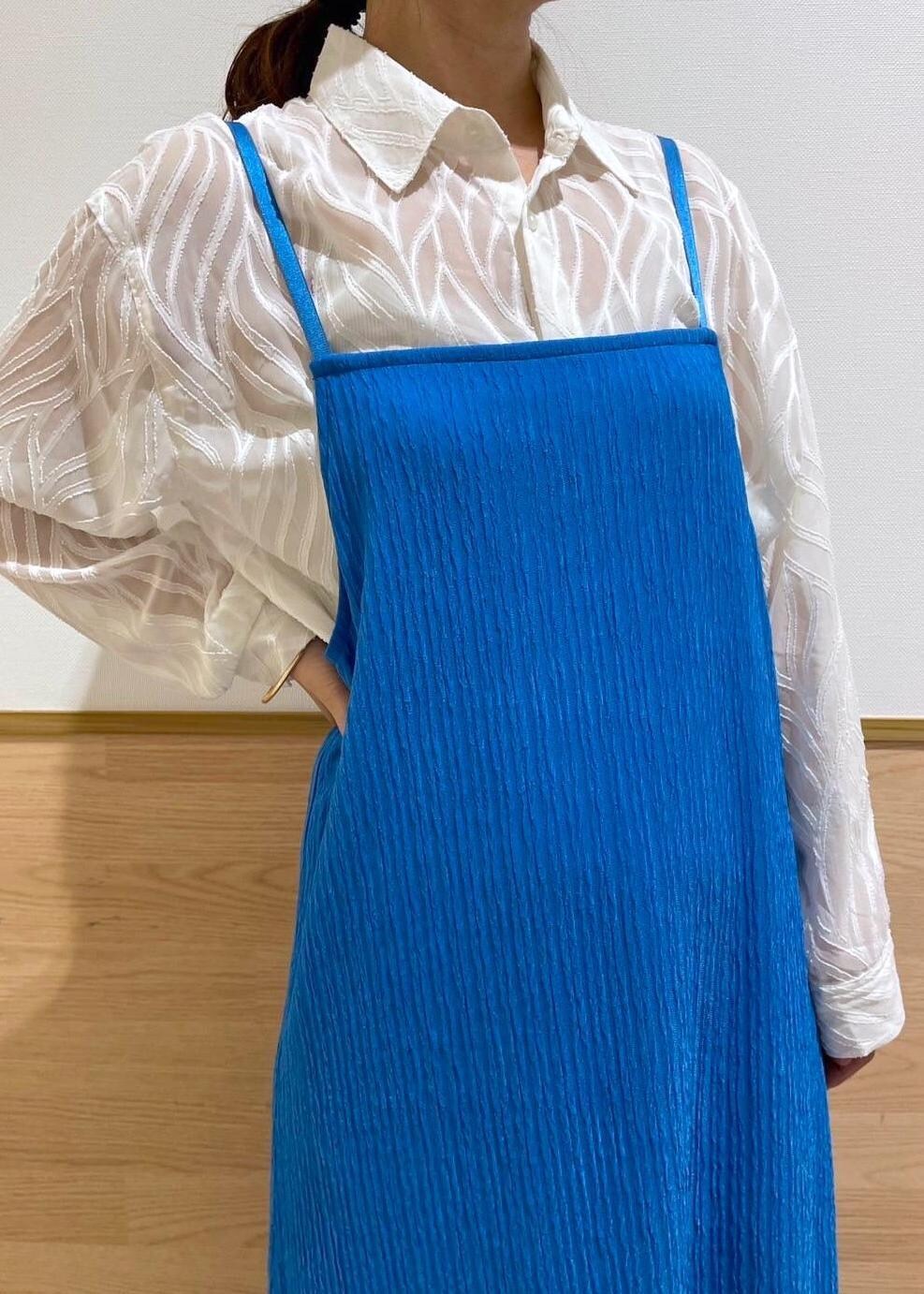 ホワイト系のトートバッグ、グレー系のレインシューズ、ホワイト系のシャツ/ブラウスを着用したレディースの春コーディネートの2枚目の写真