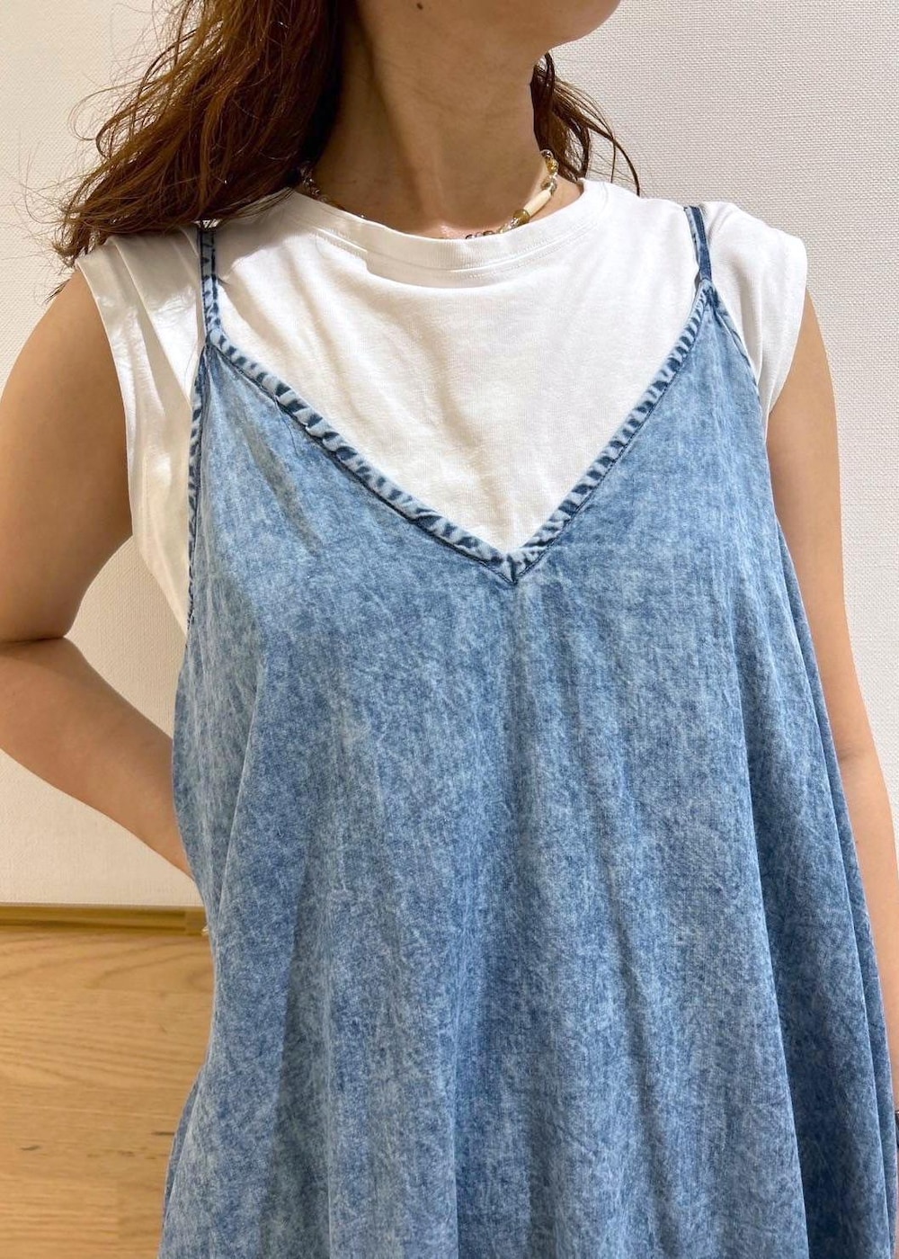 ブラック系のサンダル、シルバー系のショルダーバッグ、ホワイト系のTシャツ/カットソーを着用したレディースの夏コーディネートの6枚目の写真