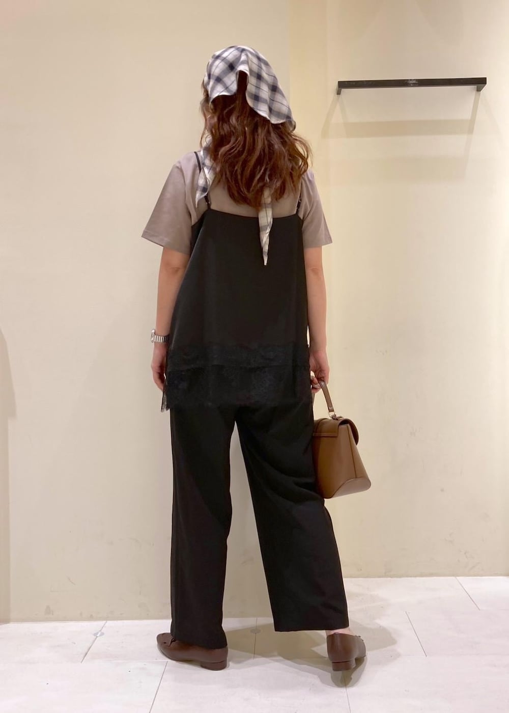 ブラウン系のショルダーバッグ、ブラック系のその他パンツ、ブラック系のキャミソールを着用したレディースの夏コーディネートの3枚目の写真
