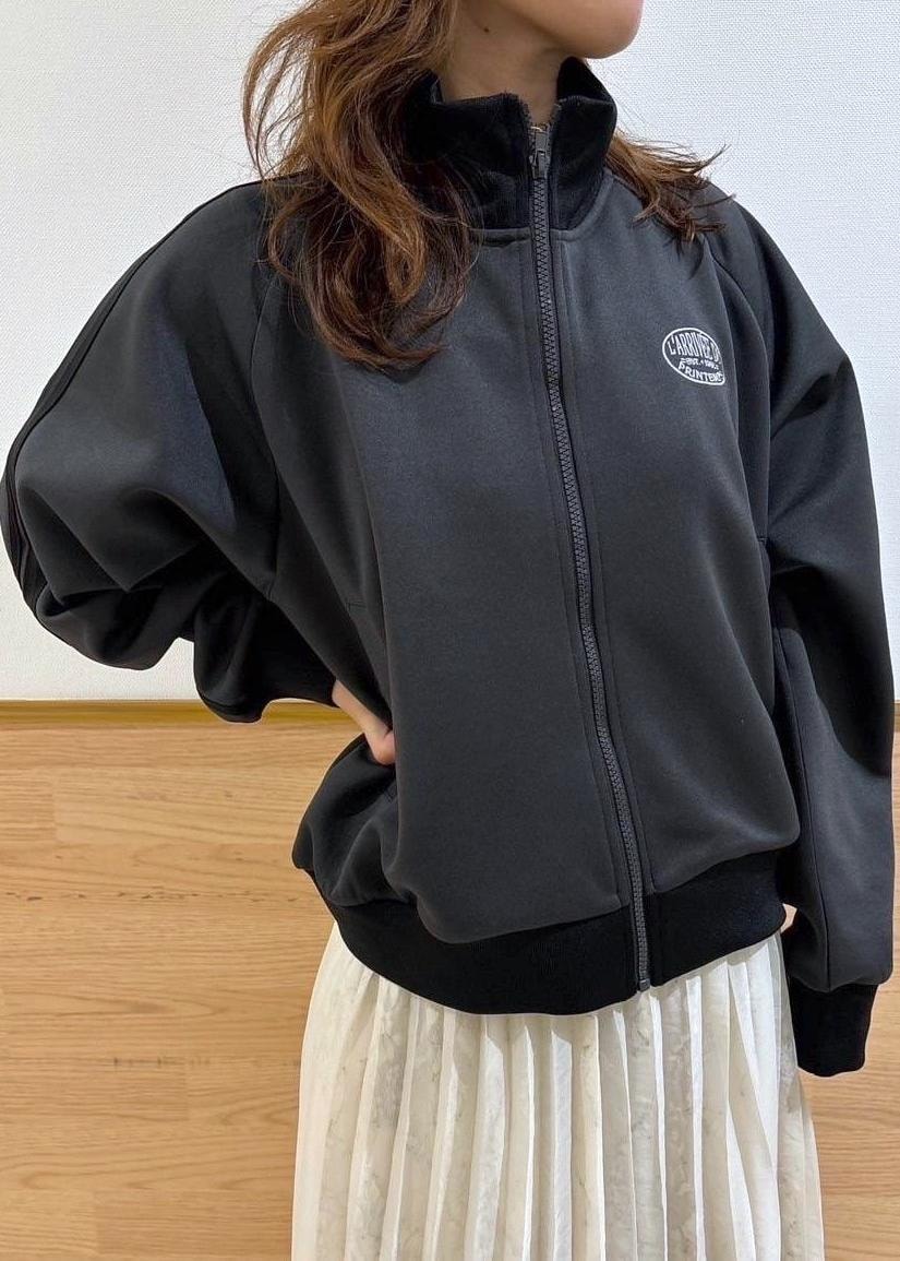 シルバー系のショルダーバッグ、グレー系のその他アウター、ホワイト系のスカートを着用したレディースの冬コーディネートの2枚目の写真