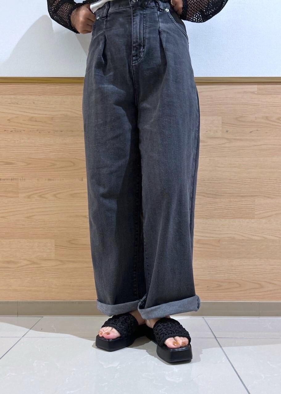 シルバー系のトートバッグ、ベージュ系のTシャツ/カットソー、ブラック系のサンダルを着用したレディースの夏コーディネートの7枚目の写真