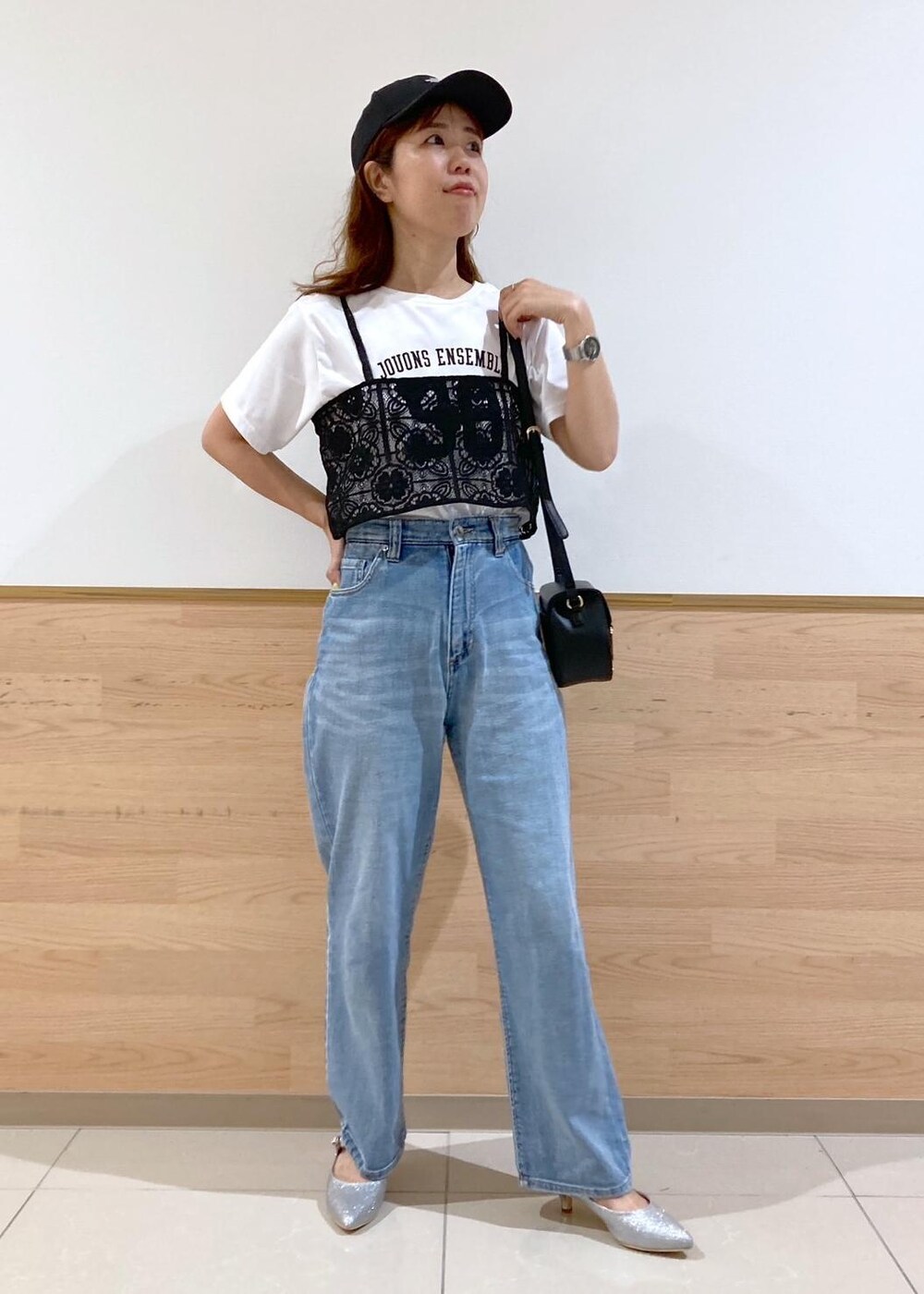 ホワイト系のTシャツ/カットソー、シルバー系のパンプス、ブラック系のキャミソールを着用したレディースの夏コーディネートの2枚目の写真