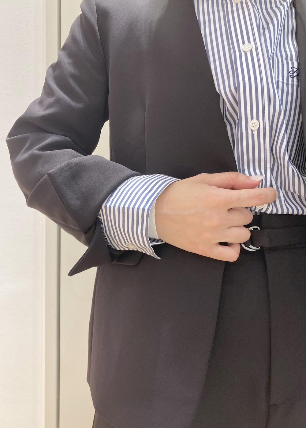 ブルー系のシャツ/ブラウス、ブラック系のショルダーバッグ、ブラック系のローファーを着用したレディースの冬コーディネートの6枚目の写真