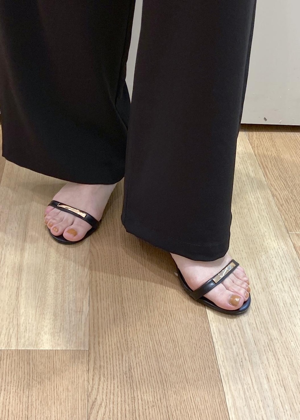 ブラック系のショルダーバッグ、ブラック系のサンダル、ブラック系のその他パンツを着用したレディースの夏コーディネートの7枚目の写真