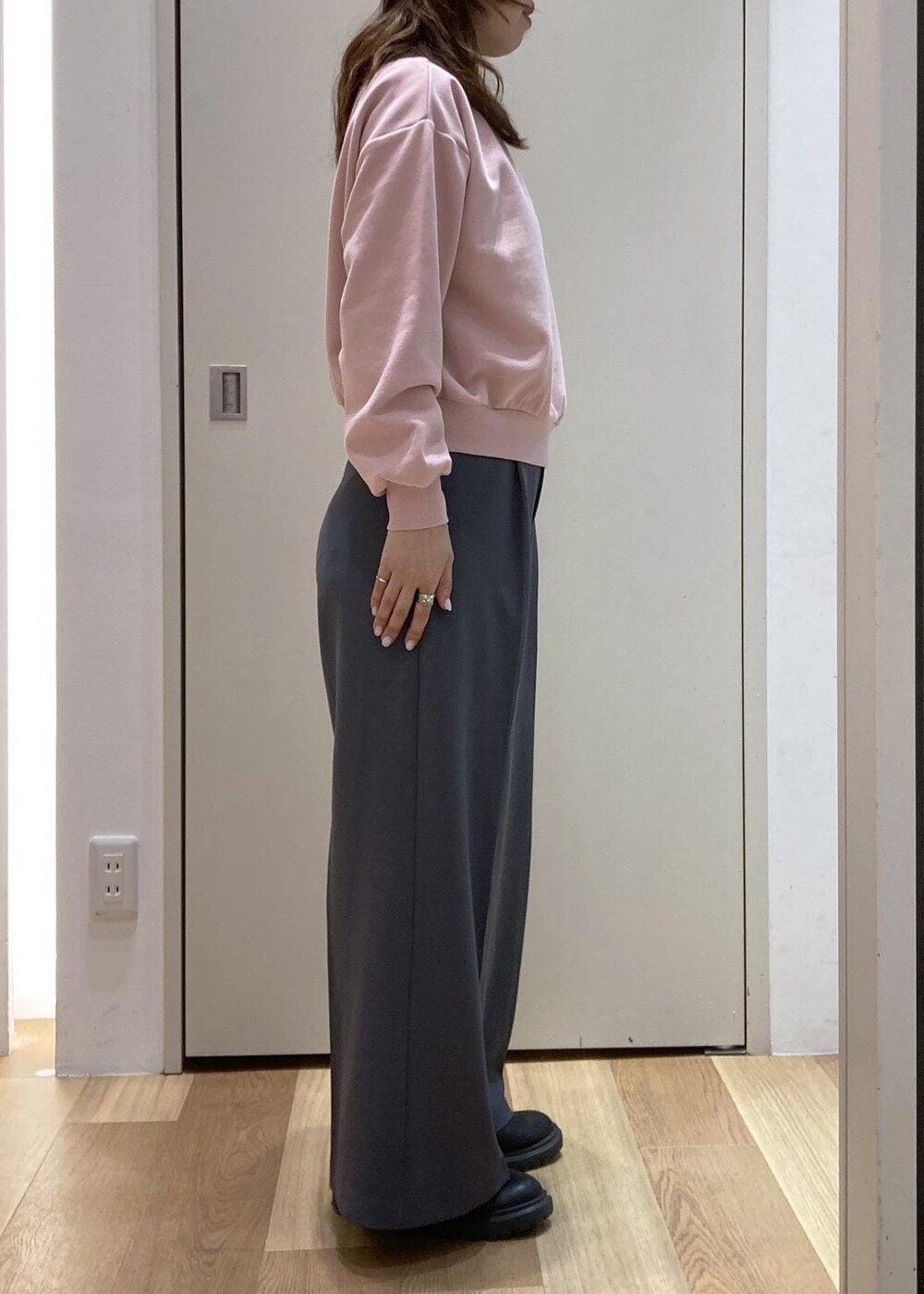 グレー系のその他パンツ、ホワイト系のTシャツ/カットソー、ピンク系のスウェットを着用したレディースの冬コーディネートの2枚目の写真