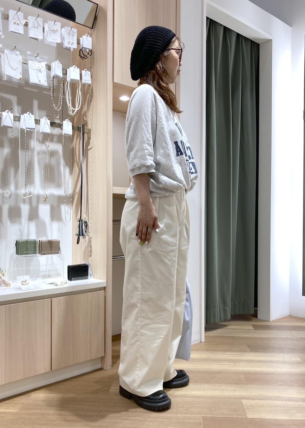 グレー系のTシャツ/カットソー、ホワイト系のチノパンツ、ブルー系のトートバッグを着用したレディースの春コーディネートの2枚目の写真