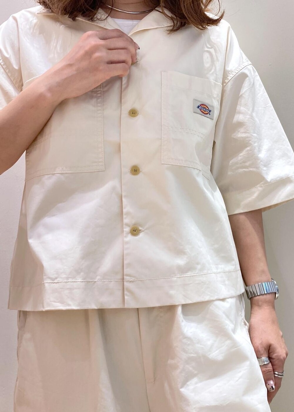 ブラウン系のトートバッグ、ブラウン系のサンダル、ホワイト系のシャツ/ブラウスを着用したレディースの夏コーディネートの5枚目の写真