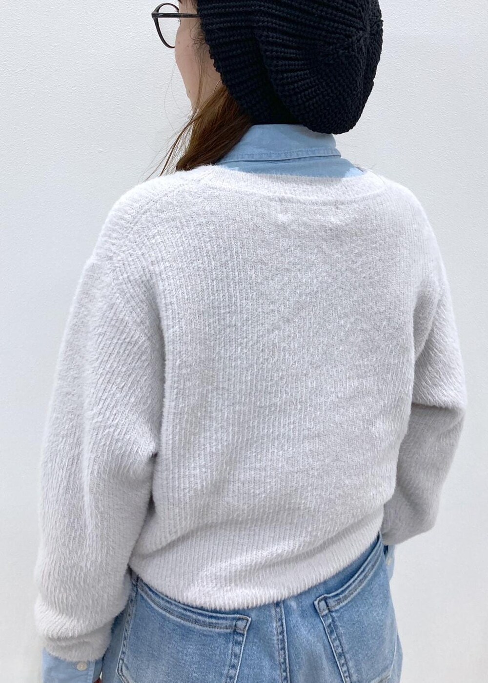 ブルー系のシャツ/ブラウス、ブラック系のパンプス、ブルー系のデニムパンツを着用したレディースの冬コーディネートの4枚目の写真