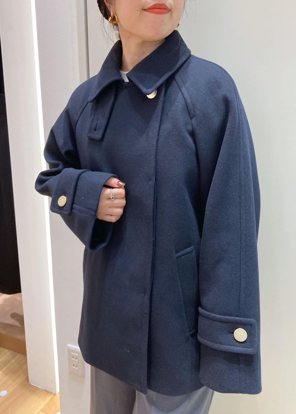 ブラック系のカーディガン/ボレロ、ブルー系のその他アウター、ホワイト系のTシャツ/カットソーを着用したレディースの秋コーディネートの4枚目の写真