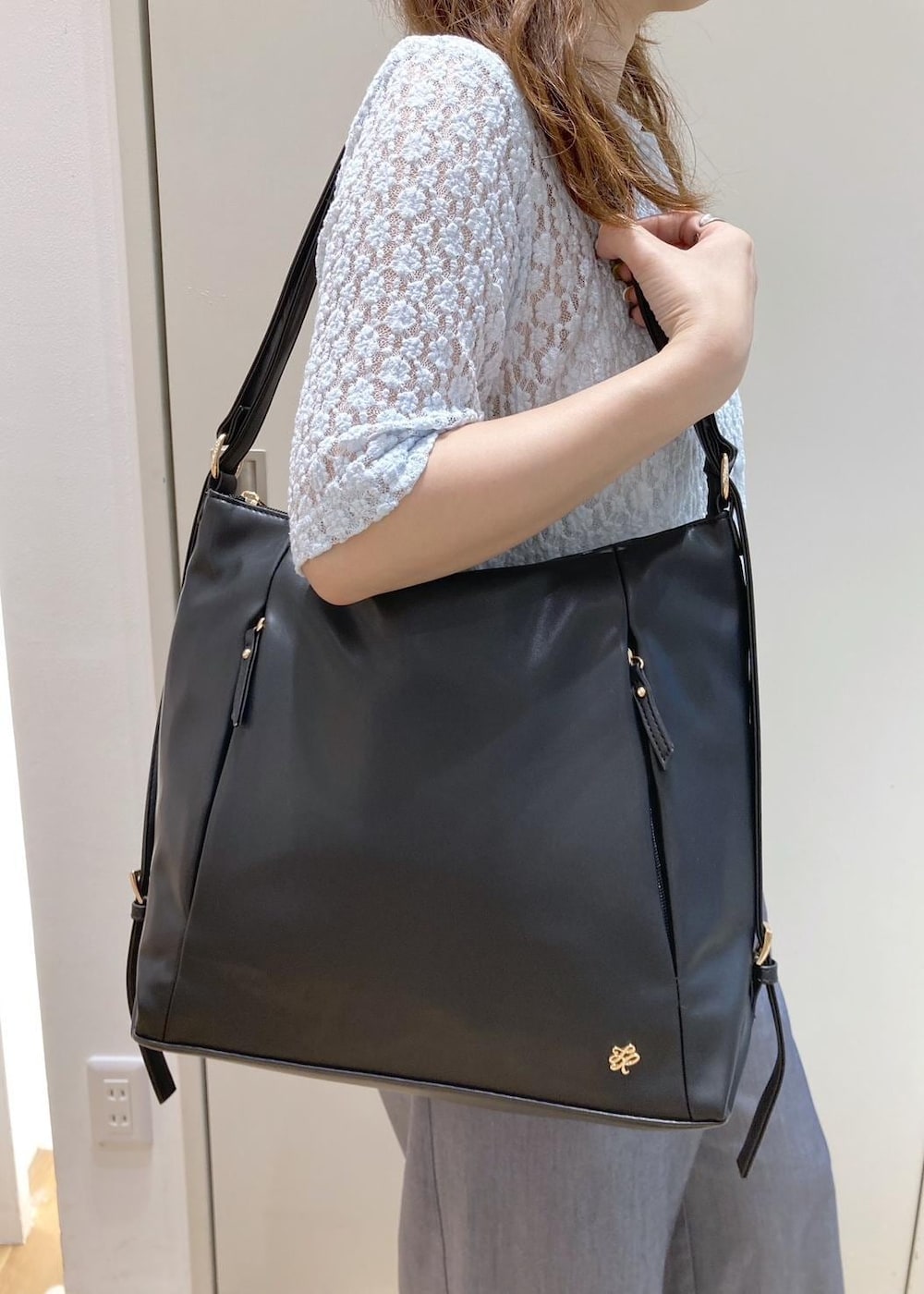 ブラック系のバレエシューズ、ブルー系のシャツ/ブラウス、ブラック系のショルダーバッグを着用したレディースの春コーディネートの6枚目の写真