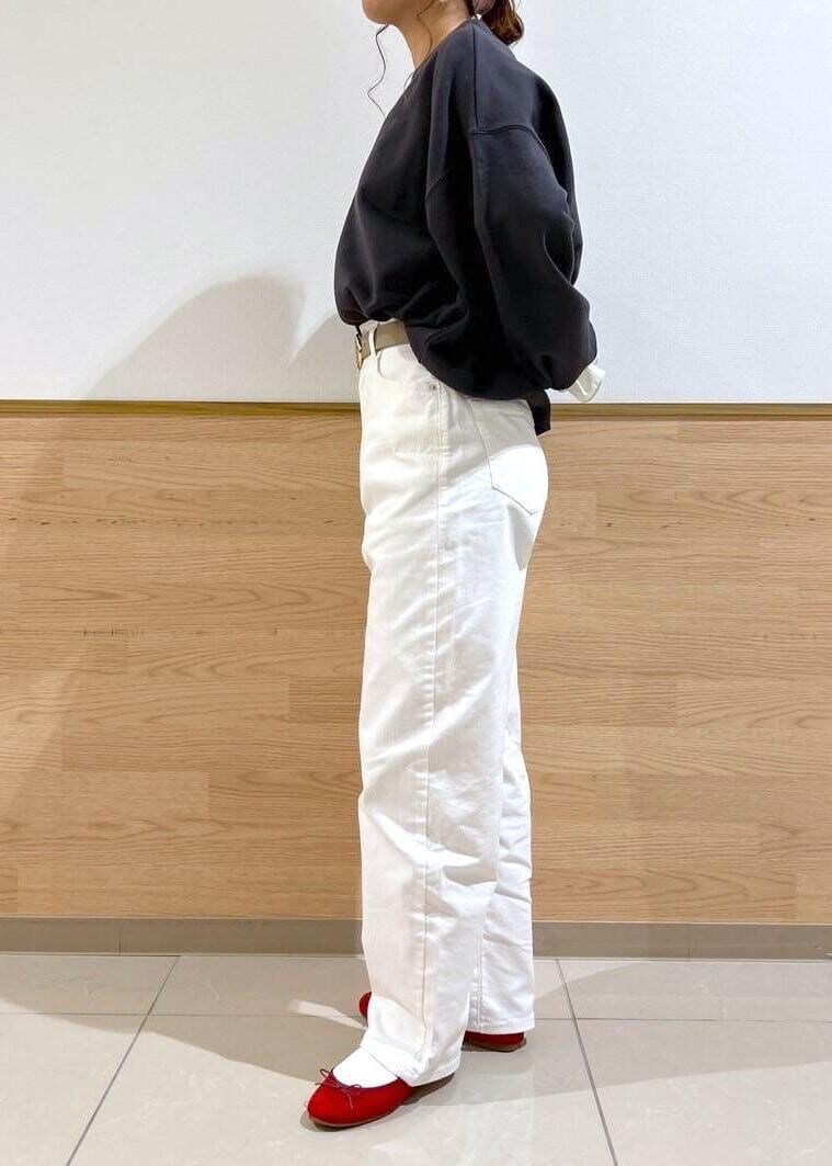 ブラック系のショルダーバッグ、ホワイト系のTシャツ/カットソー、グレー系のスウェットを着用したレディースの冬コーディネートの4枚目の写真