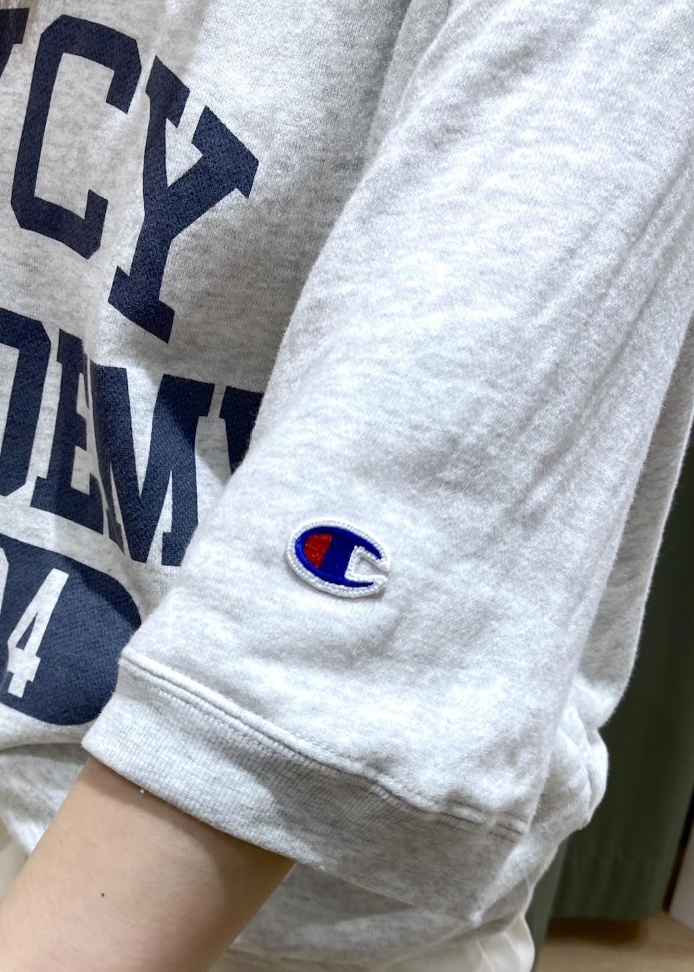 グレー系のTシャツ/カットソー、ホワイト系のチノパンツ、ブルー系のトートバッグを着用したレディースの春コーディネートの5枚目の写真