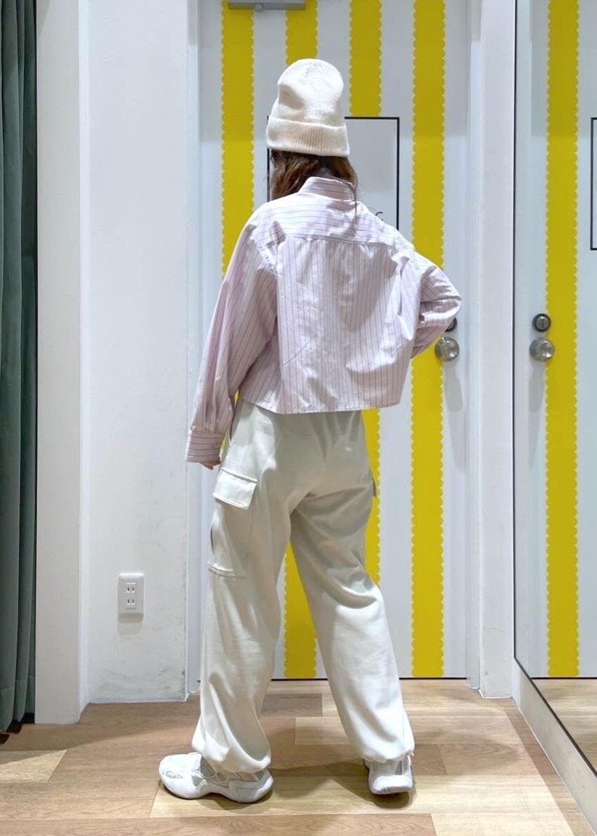 ベージュ系のカーゴパンツ、ピンク系のトートバッグ、ピンク系のシャツ/ブラウスを着用したレディースの冬コーディネートの3枚目の写真