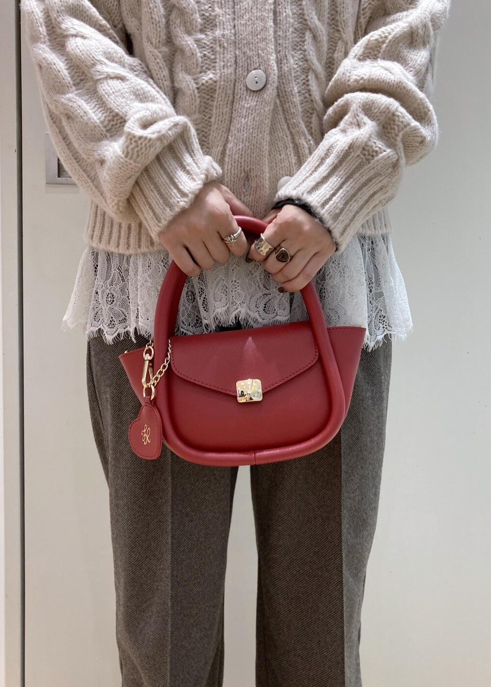 ホワイト系のニット/セーター、グレー系のブーツ、ブラウン系のその他パンツを着用したレディースの冬コーディネートの8枚目の写真