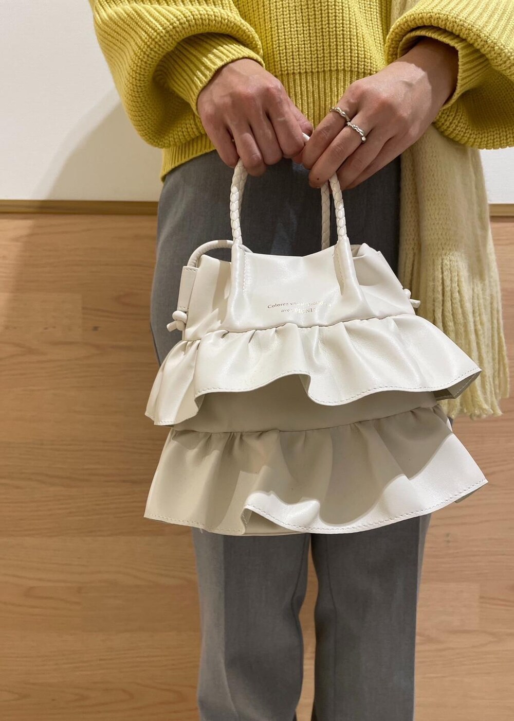 ホワイト系のローファー、グレー系のその他パンツ、ホワイト系のショルダーバッグを着用したレディースの冬コーディネートの5枚目の写真