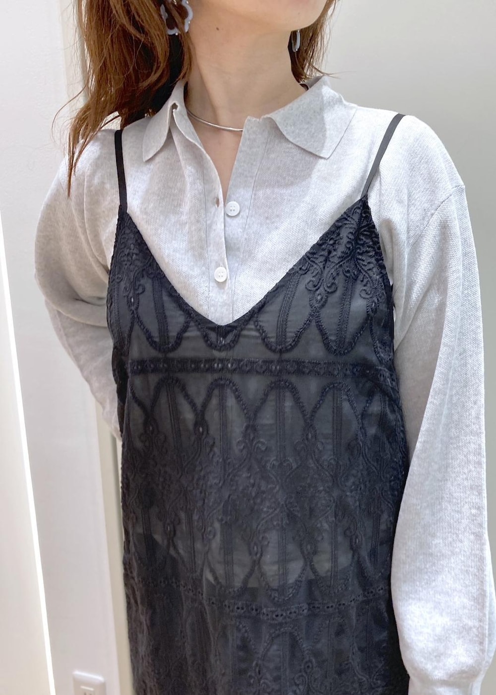 ホワイト系のボストンバッグ、ブルー系のデニムパンツ、ブラック系のワンピースを着用したレディースの春コーディネートの7枚目の写真