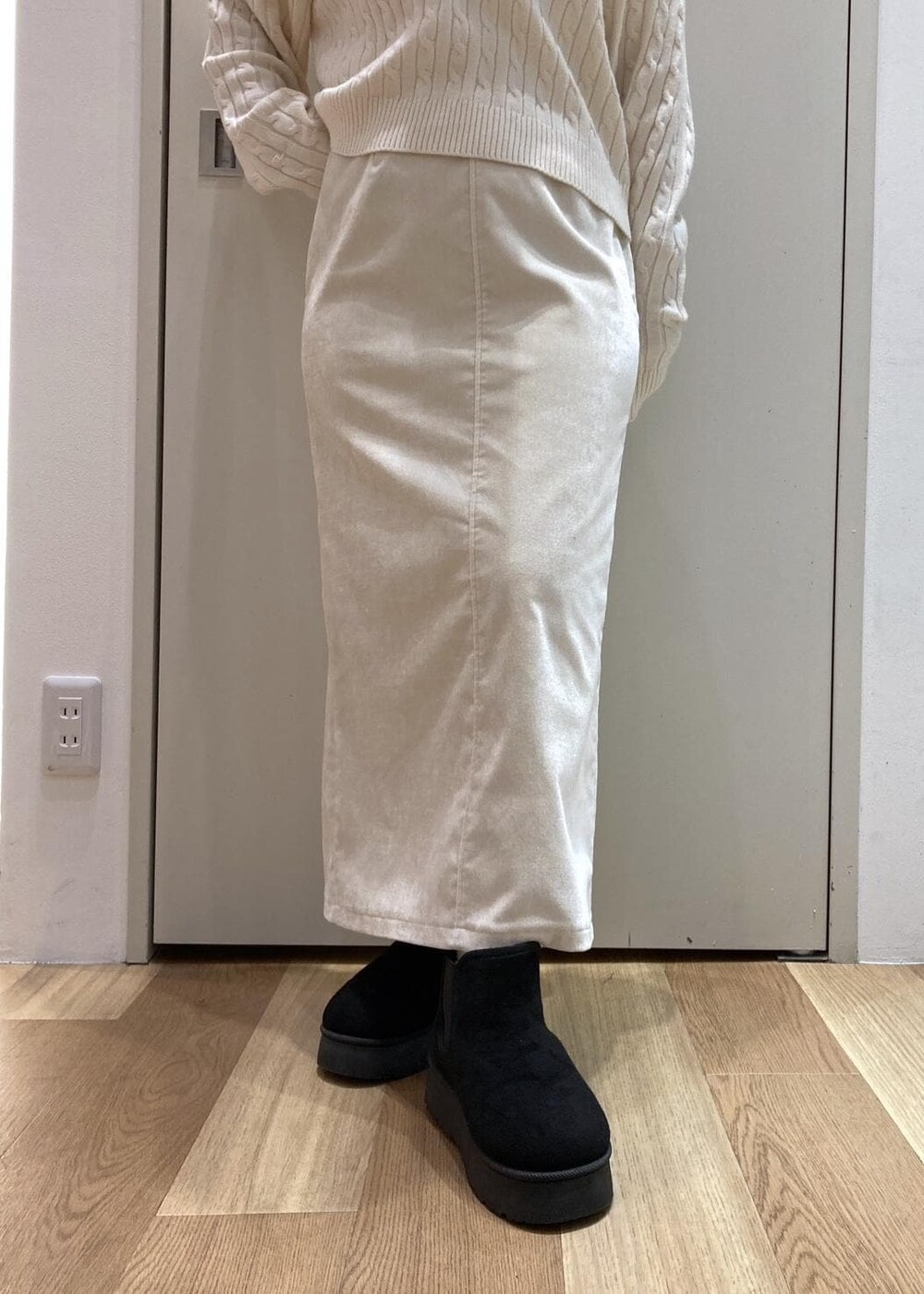 ホワイト系のスカート、ホワイト系のTシャツ/カットソー、ホワイト系のニット/セーターを着用したレディースの冬コーディネートの3枚目の写真