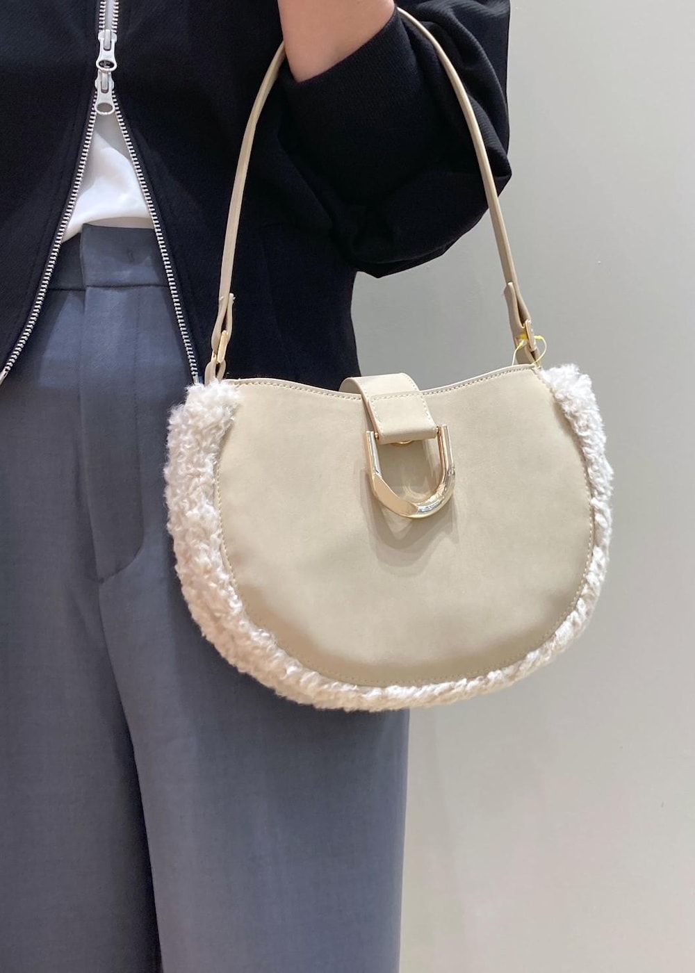 グレー系のその他パンツ、ブラック系のカーディガン/ボレロ、ベージュ系のショルダーバッグを着用したレディースの秋コーディネートの8枚目の写真