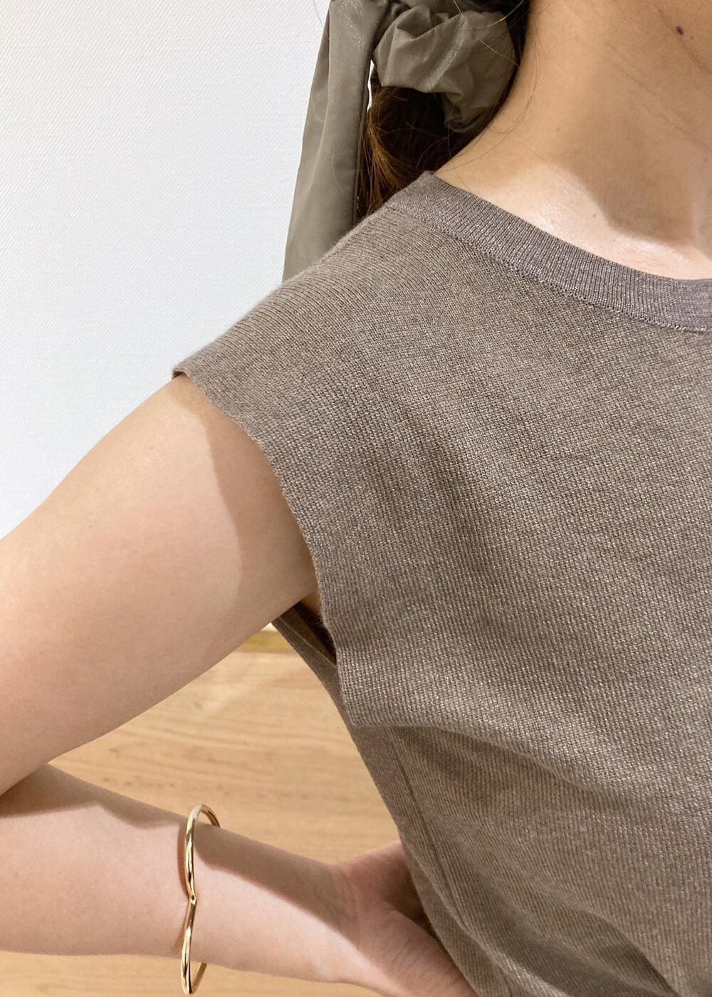 ブルー系のデニムパンツ、ブラック系のサンダル、ブラック系のスカートを着用したレディースの夏コーディネートの5枚目の写真