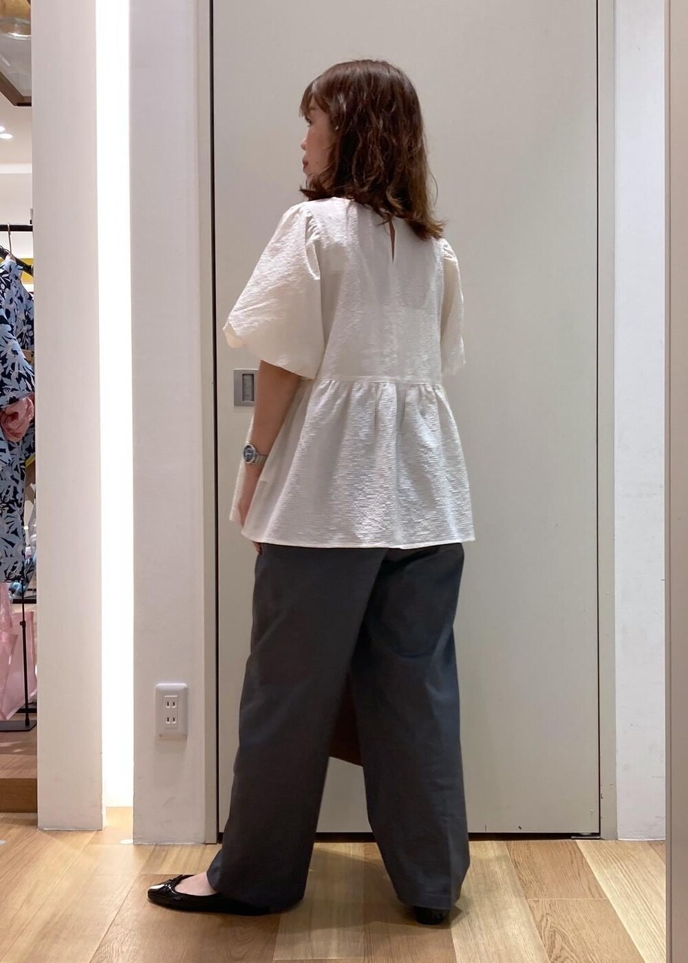 ブラック系のバレエシューズ、グレー系のチノパンツ、ホワイト系のシャツ/ブラウスを着用したレディースの夏コーディネートの4枚目の写真