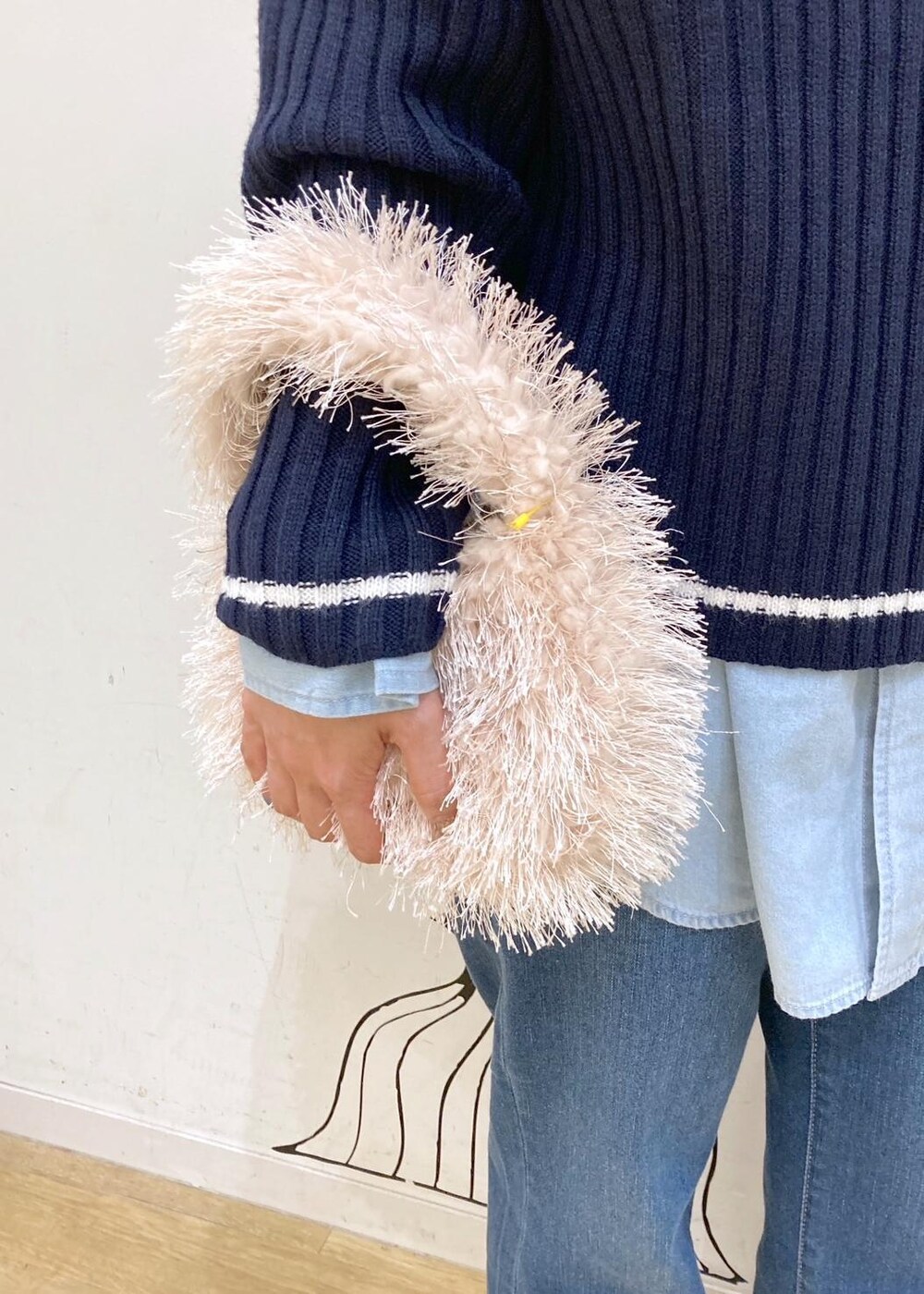 ブルー系のシャツ/ブラウス、ブルー系のニット/セーター、ブラック系のブーツを着用したレディースの秋コーディネートの8枚目の写真