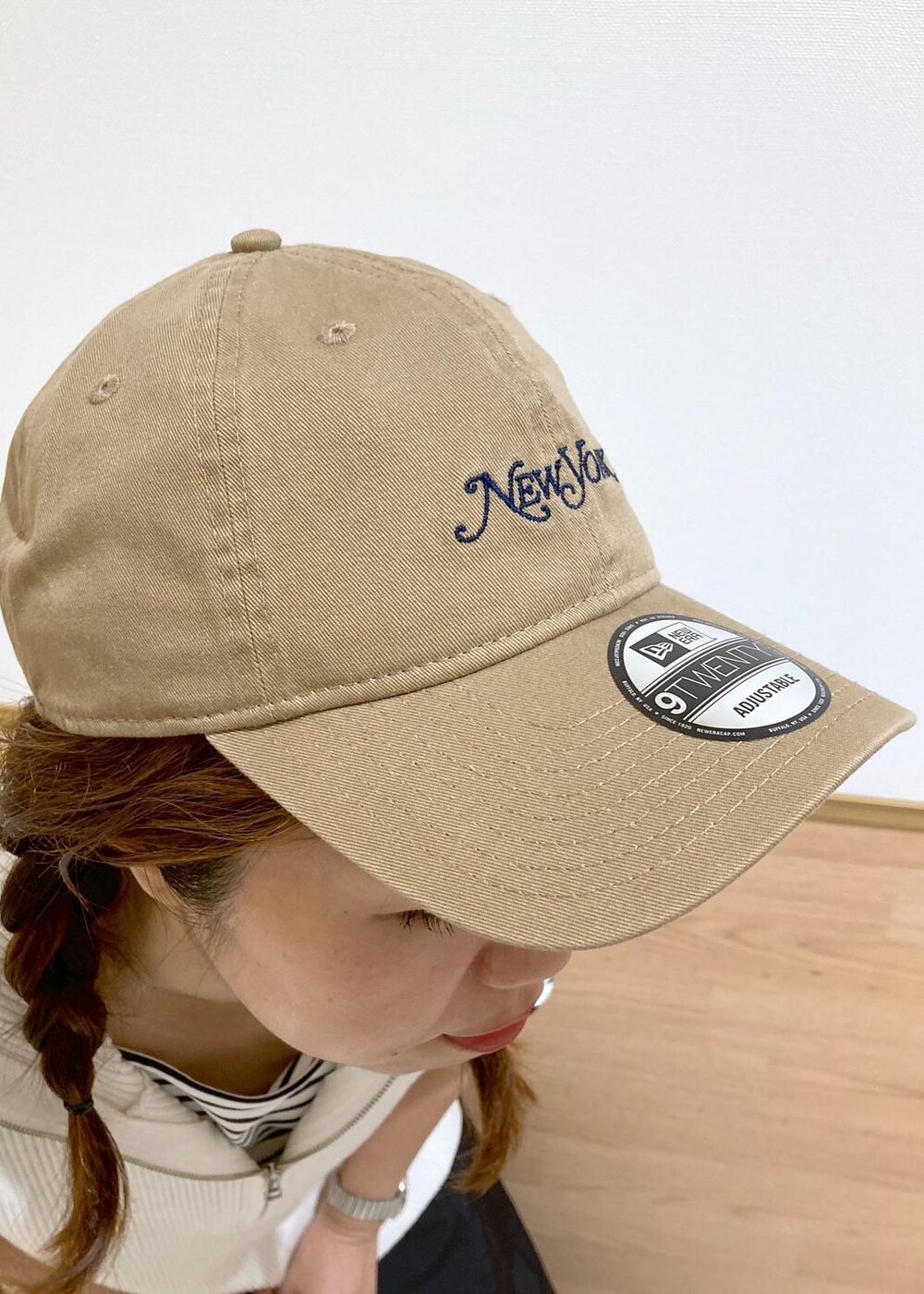 ホワイト系のショルダーバッグ、ホワイト系のニット/セーター、ホワイト系のTシャツ/カットソーを着用したレディースの秋コーディネートの8枚目の写真