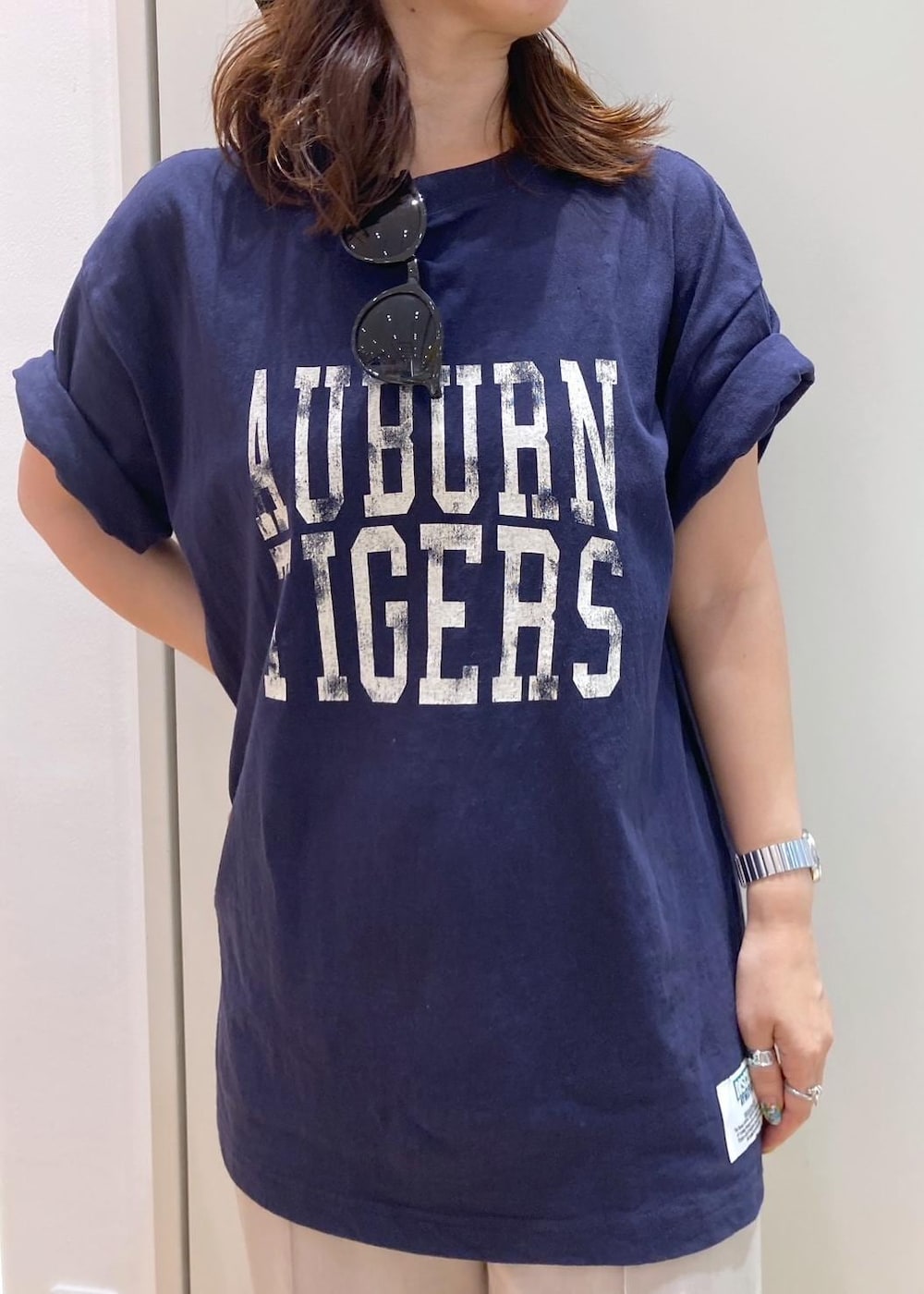 ベージュ系のその他パンツ、ブラック系のサンダル、ブラック系のショルダーバッグを着用したレディースの夏コーディネートの4枚目の写真