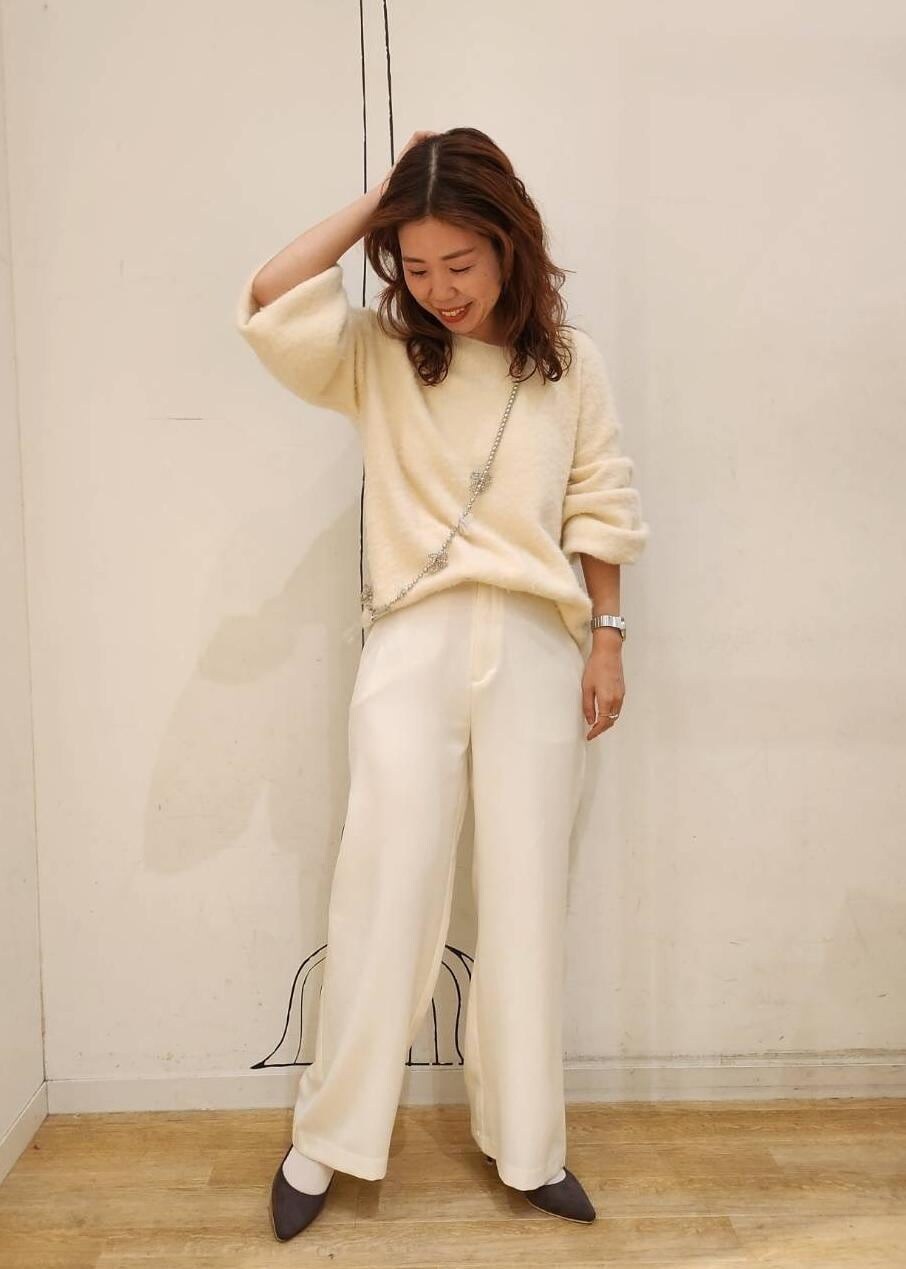 グレー系のパンプス、ホワイト系のニット/セーター、ホワイト系のその他パンツを着用したレディースの冬コーディネートの2枚目の写真