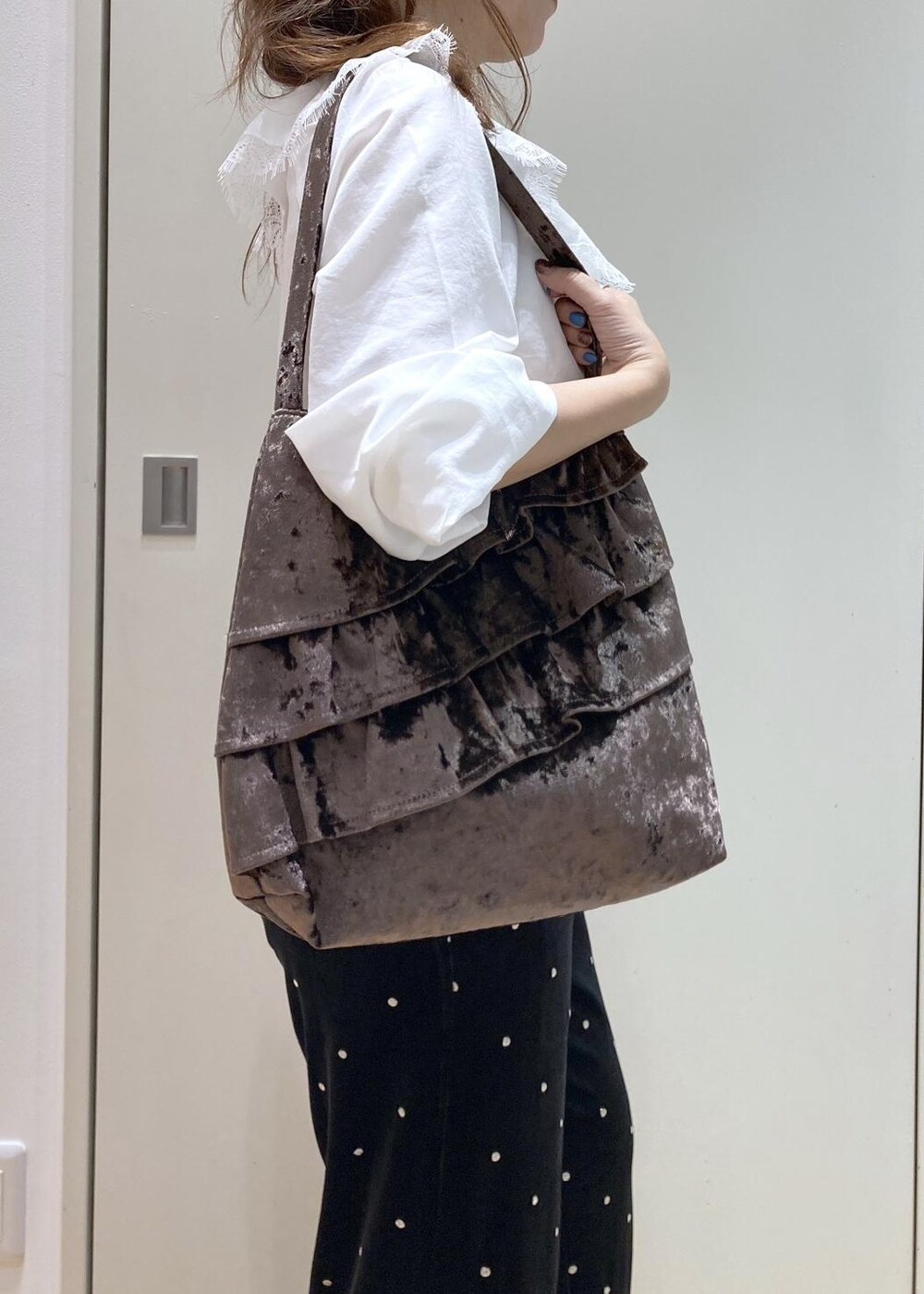ベージュ系のローファー、ホワイト系のシャツ/ブラウス、ブラウン系のトートバッグを着用したレディースの秋コーディネートの8枚目の写真