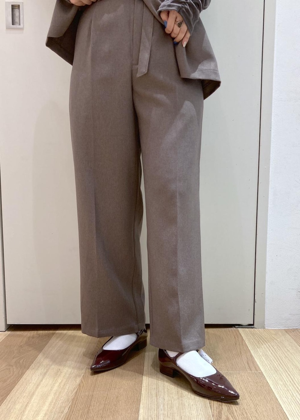 グレー系のTシャツ/カットソー、ベージュ系のその他パンツ、ベージュ系のベストを着用したレディースの秋コーディネートの7枚目の写真