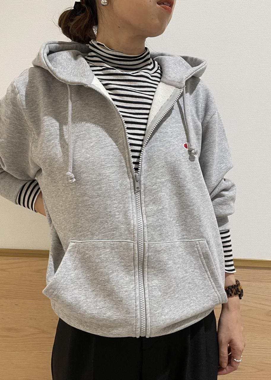 ホワイト系のTシャツ/カットソー、ブラック系のその他パンツ、ベージュ系のその他アウターを着用したレディースの秋コーディネートの3枚目の写真