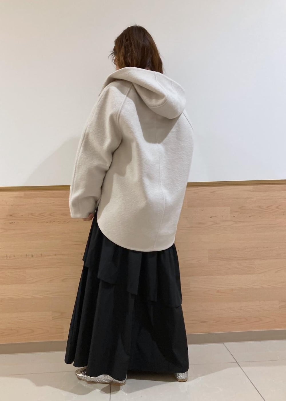 グレー系のその他アウター、ホワイト系のTシャツ/カットソー、ブルー系のスウェットを着用したレディースの秋コーディネートの3枚目の写真