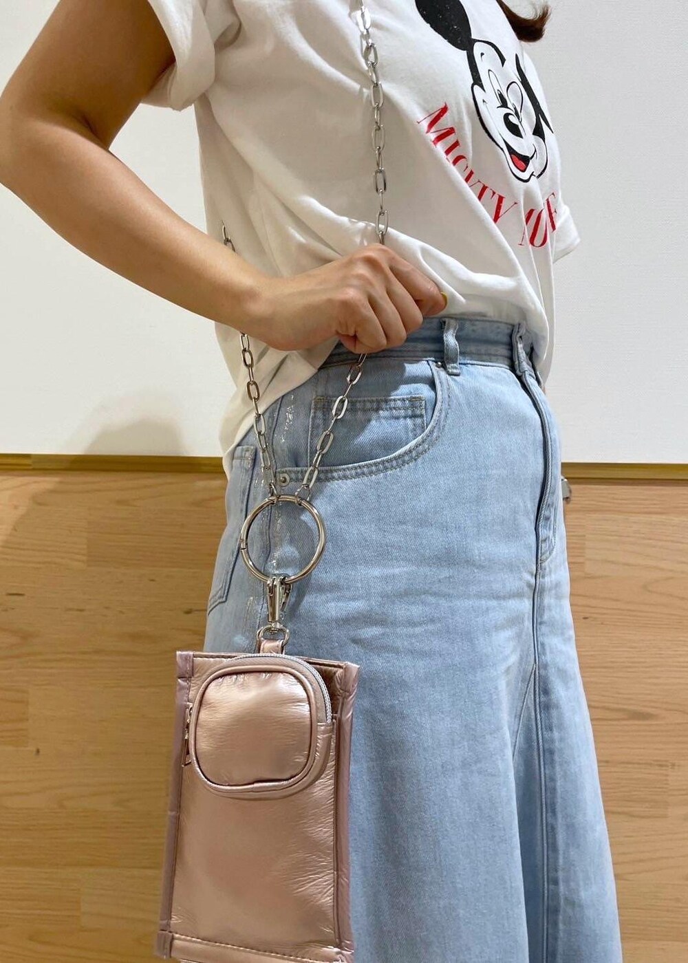 ホワイト系のサンダル、ブルー系のデニムスカート、ホワイト系のTシャツ/カットソーを着用したレディースの夏コーディネートの8枚目の写真