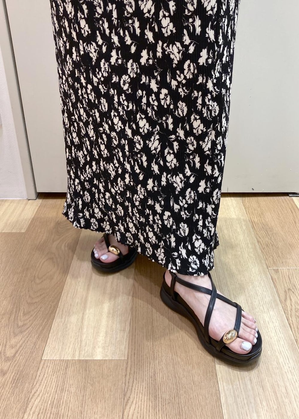 ブラック系のスカート、ブラック系のサンダル、ブラック系のニット/セーターを着用したレディースの夏コーディネートの7枚目の写真